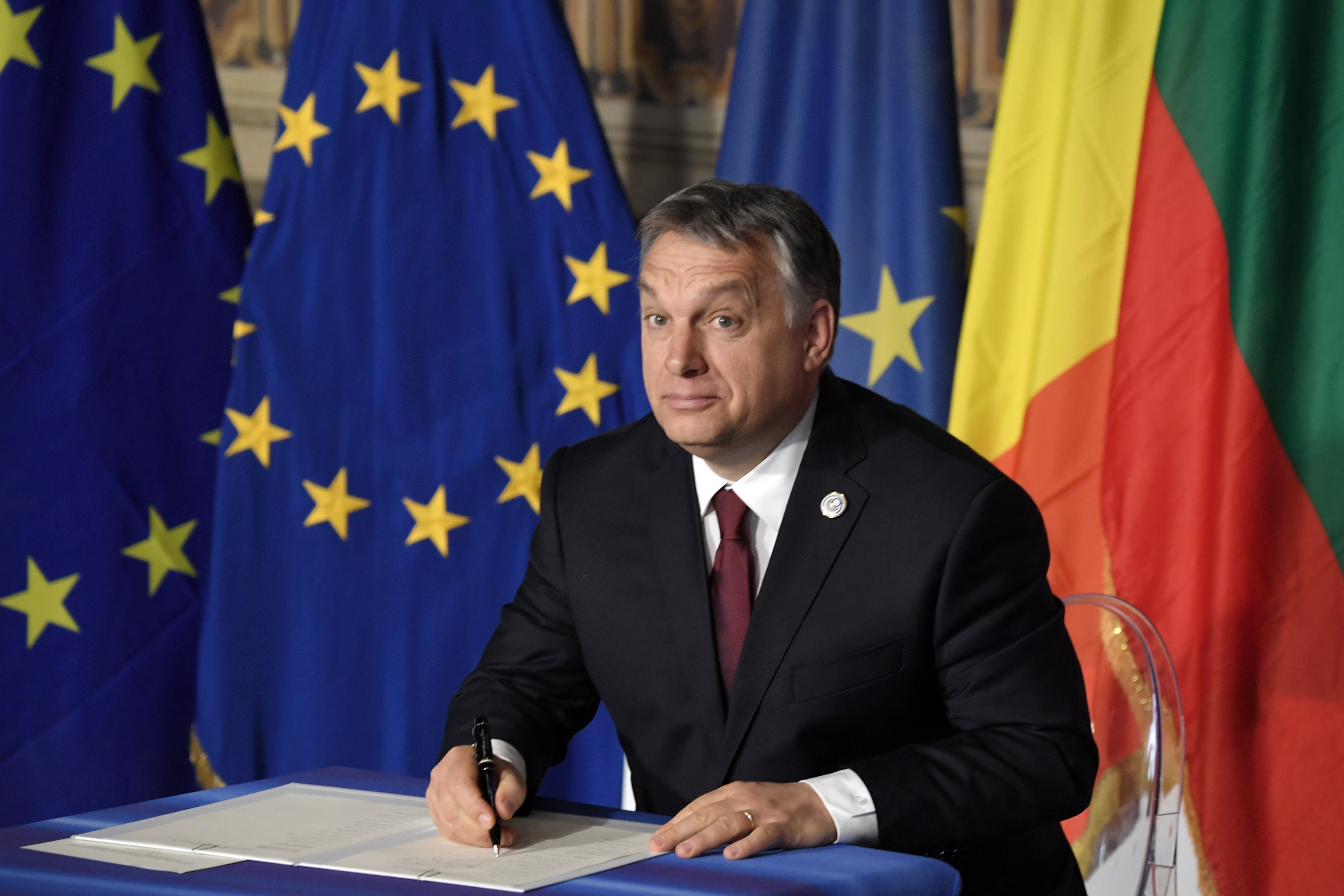 Orbán Viktor aláírja a római nyilatkozatot
