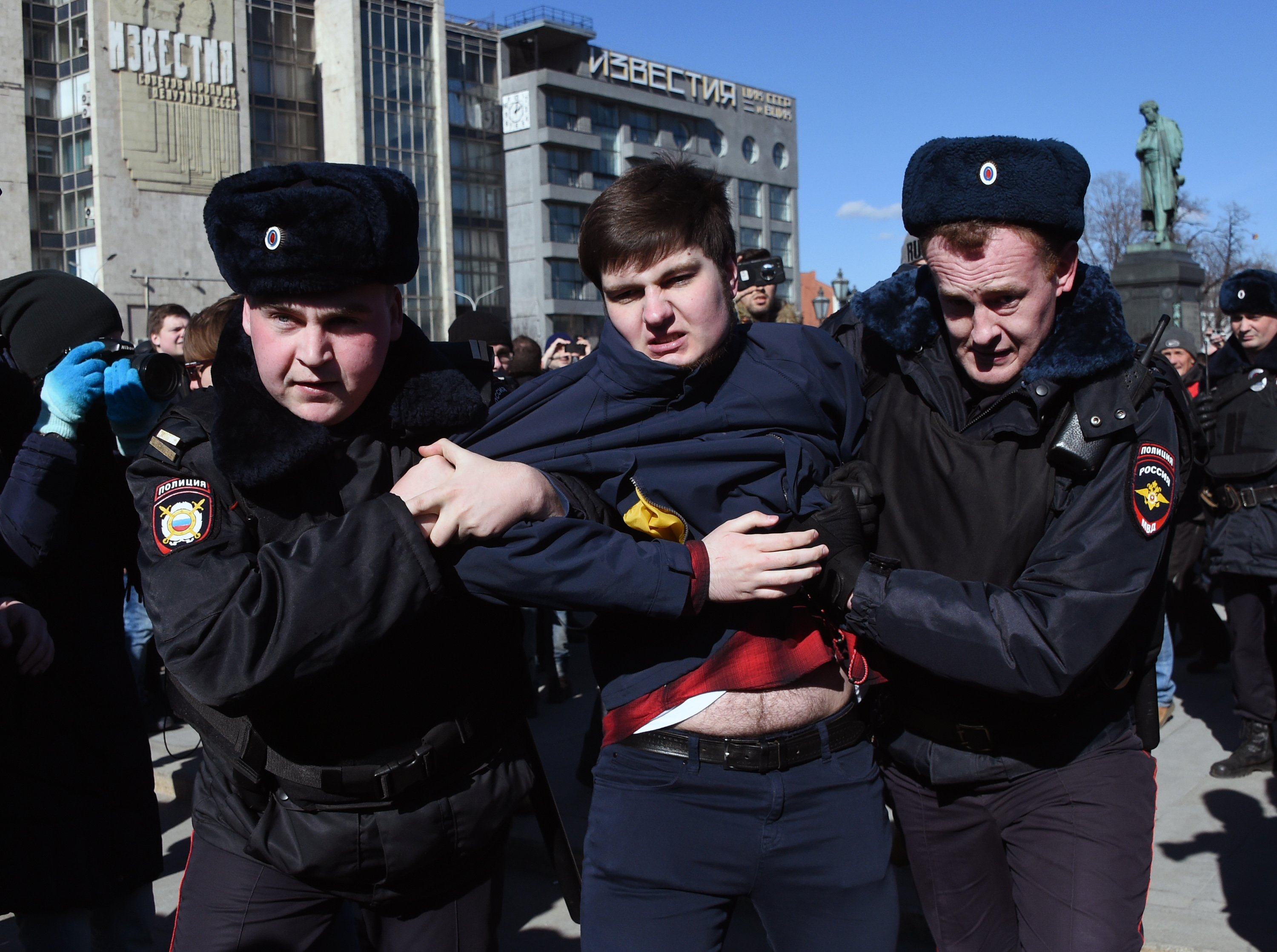 Több mint száz tüntetők tartóztattak le Oroszország városaiban