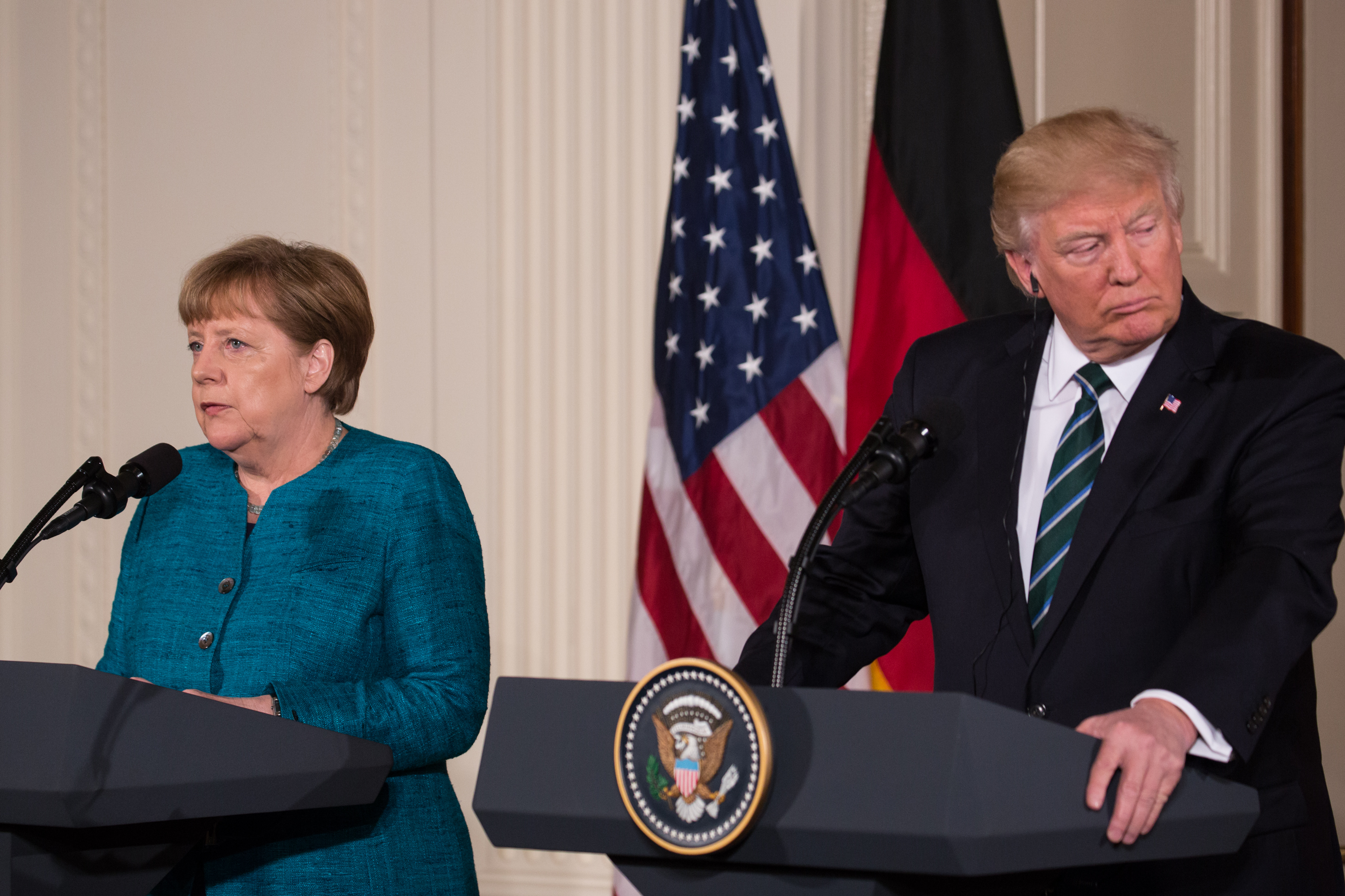 Trump kinyomtatott egy 370 milliárdos számlát Merkelnek az elmaradt NATO-befizetések miatt