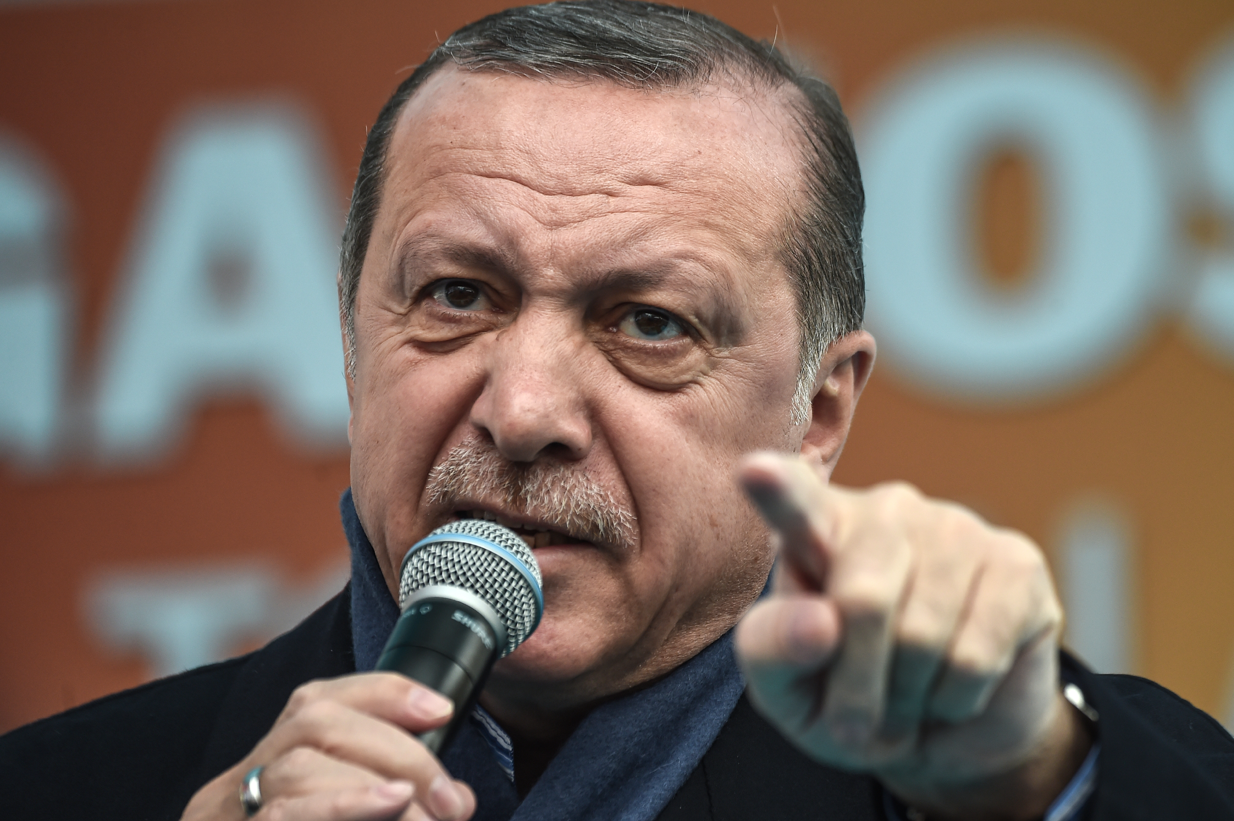 Jövőre választások lesznek, erre hivatkozva Erdogan sorra lemondatta a pártja polgármestereit