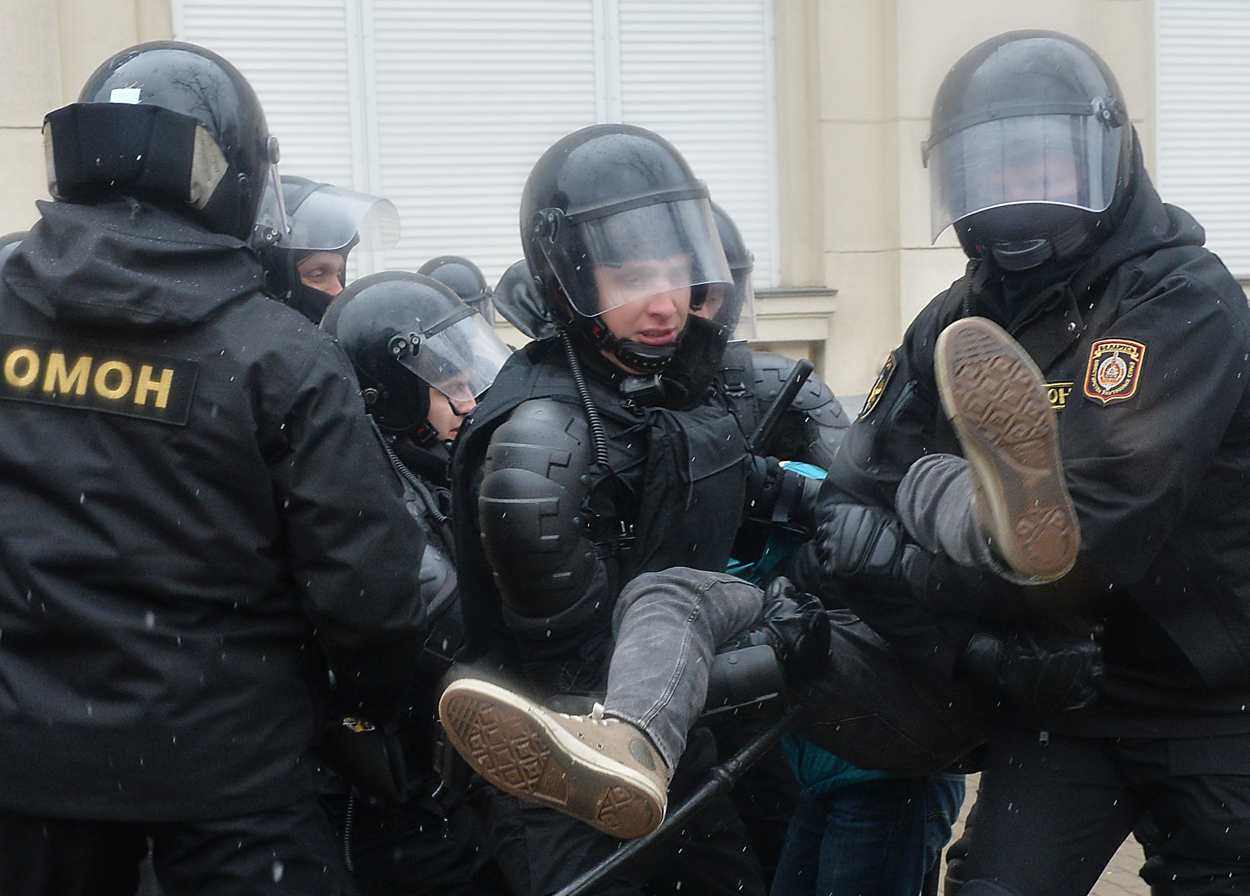 Több mint ezer embert tartóztattak le a hétvégi kormányellenes tüntetéseken Fehéroroszországban