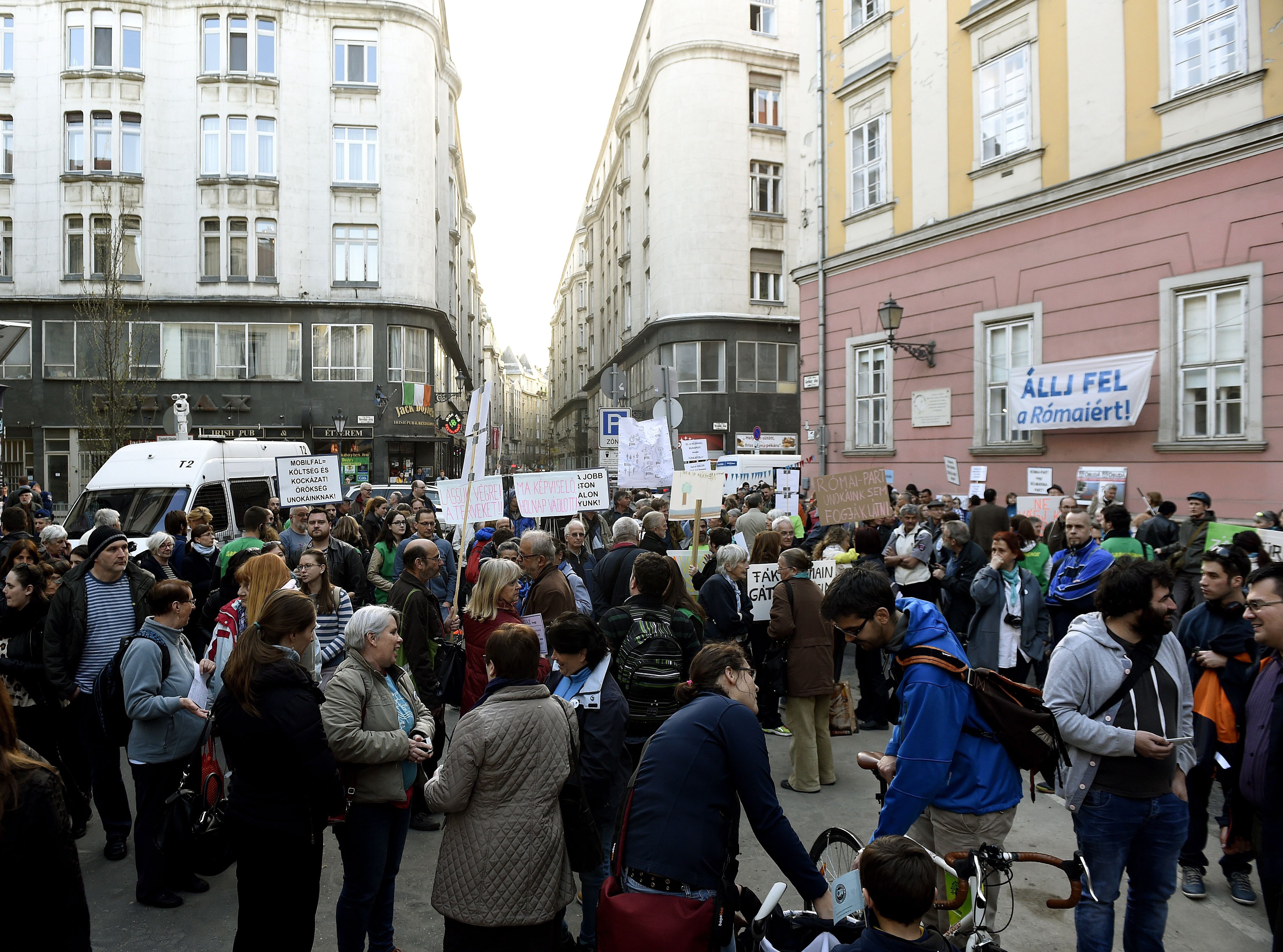 Tüntetők egy csoportja az Oktogon elfoglalására készül