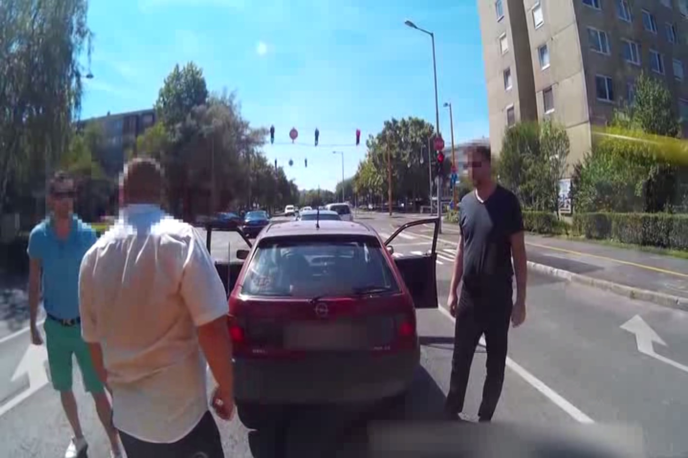Orosz stílusú road rage-videó Győrből: a buszsofőr kiszállt pampogni a pirosnál, erre a három utas összeverekedett vele