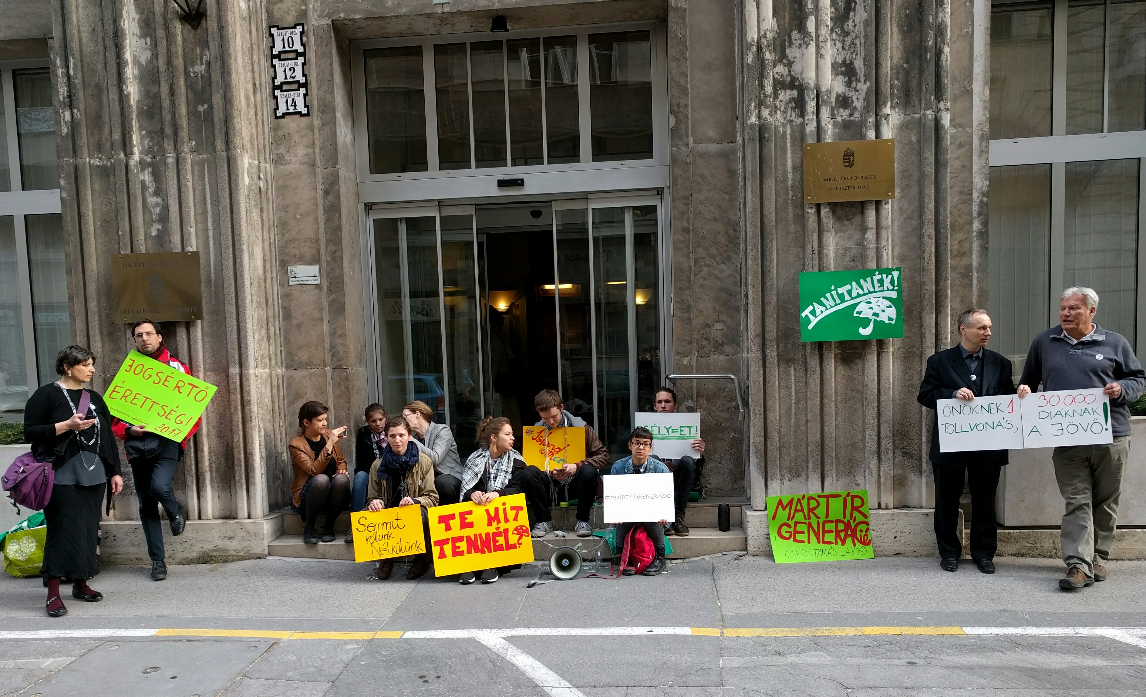 Polgári engedetlenségi akcióval tiltakozott a Tanítanék az Emmi épülete előtt