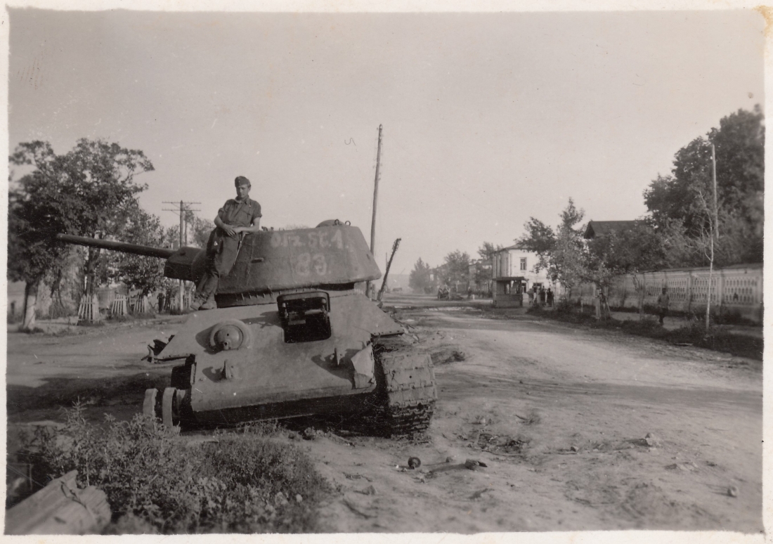 Kilőtt (és utcatáblaként újrahasznosított) T-34-es Osztrogozsszkban, 1942 augusztus. (Illusztráció)