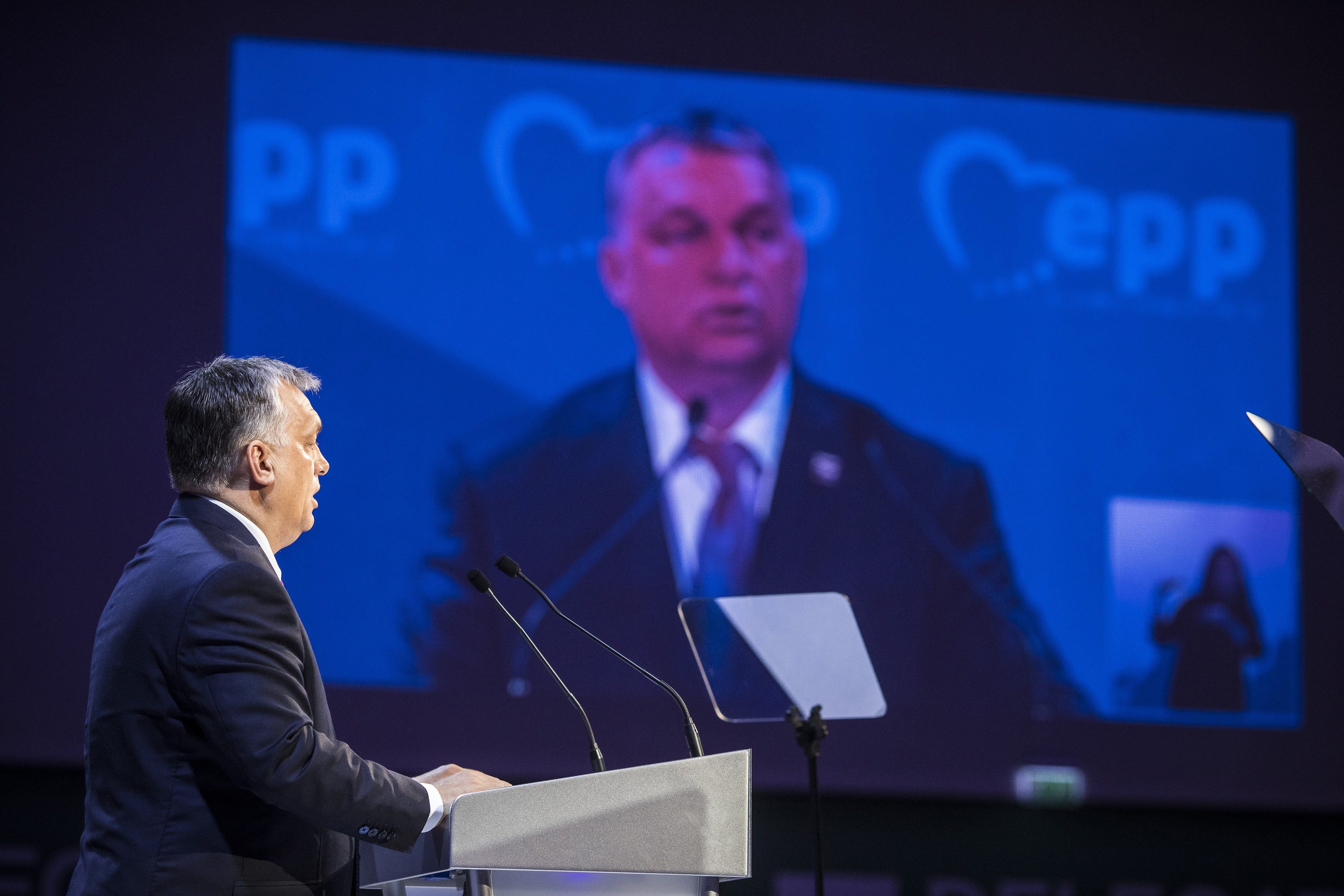 Kínos csöndben hallgatták az Európai Néppárt politikusai, ahogy Orbán Viktor hangyákhoz hasonlítja a menekülteket