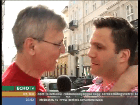 Demszky Gábor szorosan magához húzta az Echo Tv riporterét, hogy elmondja, milyen szelek hajtják