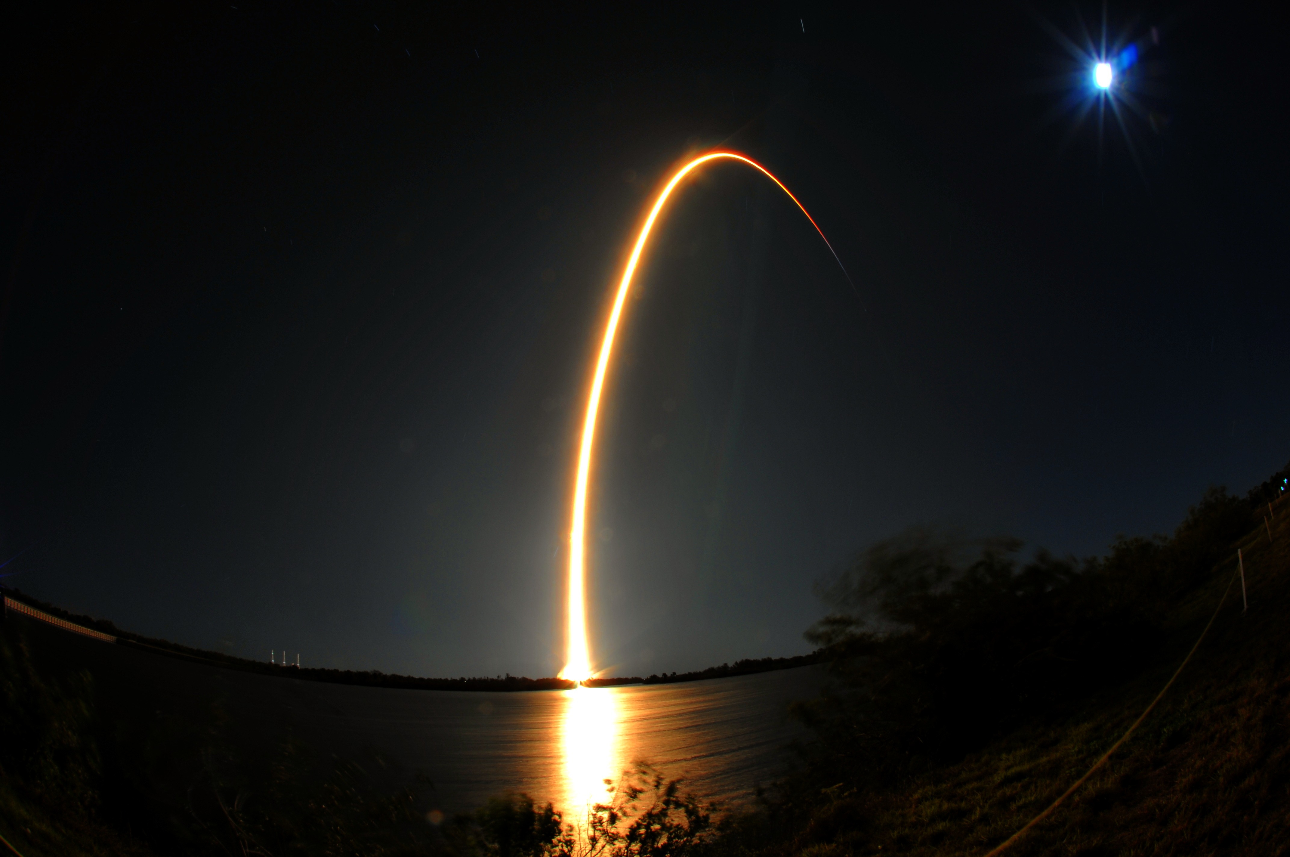 Sikeresen landolt a SpaceX visszatérő rakétája