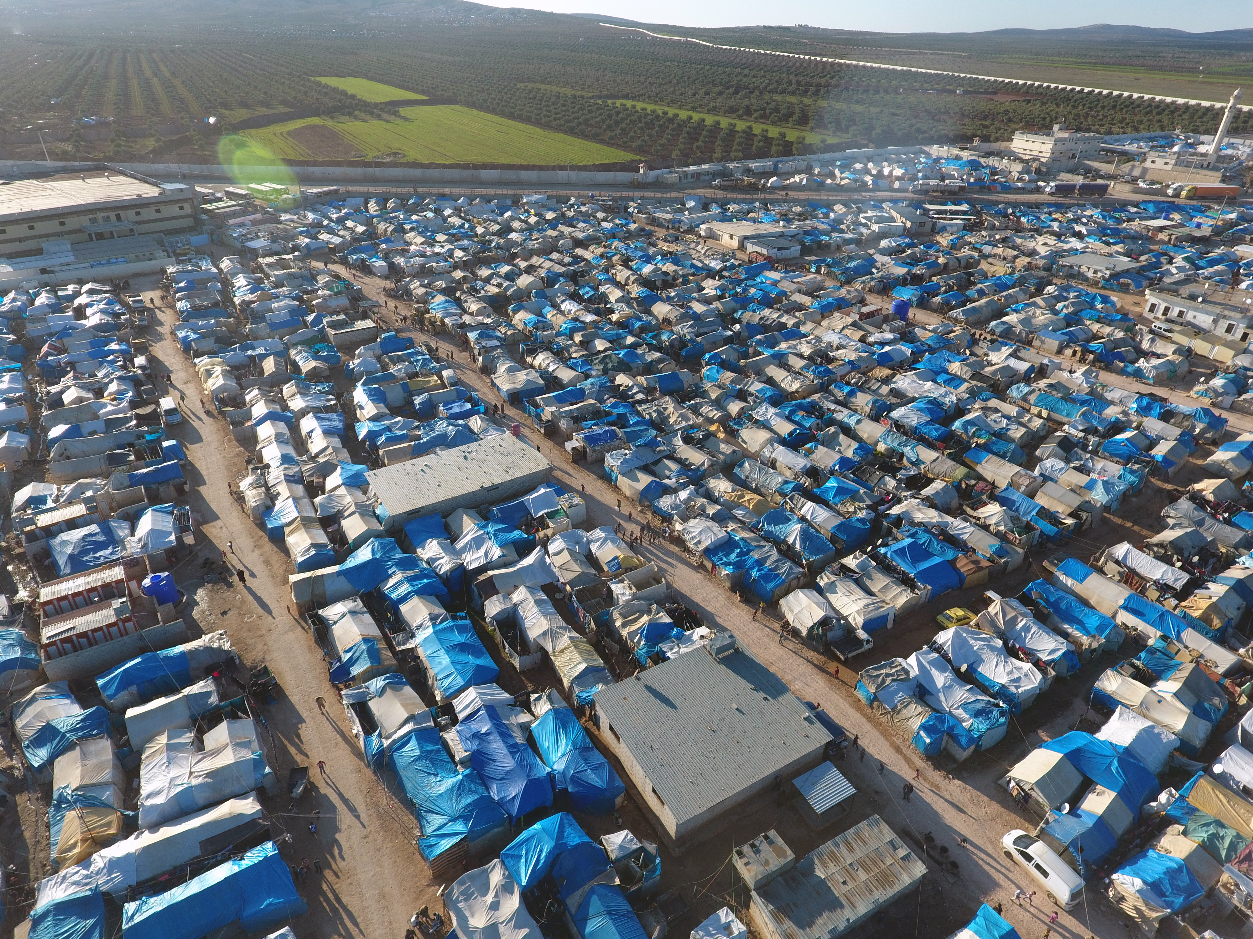 An aerial view shows the Bab al-Salama camp, set up outside the Syrian city of Azaz on Syria's northern border with Turkey on March 23, 2017. / AFP PHOTO / Zein Al RIFAI