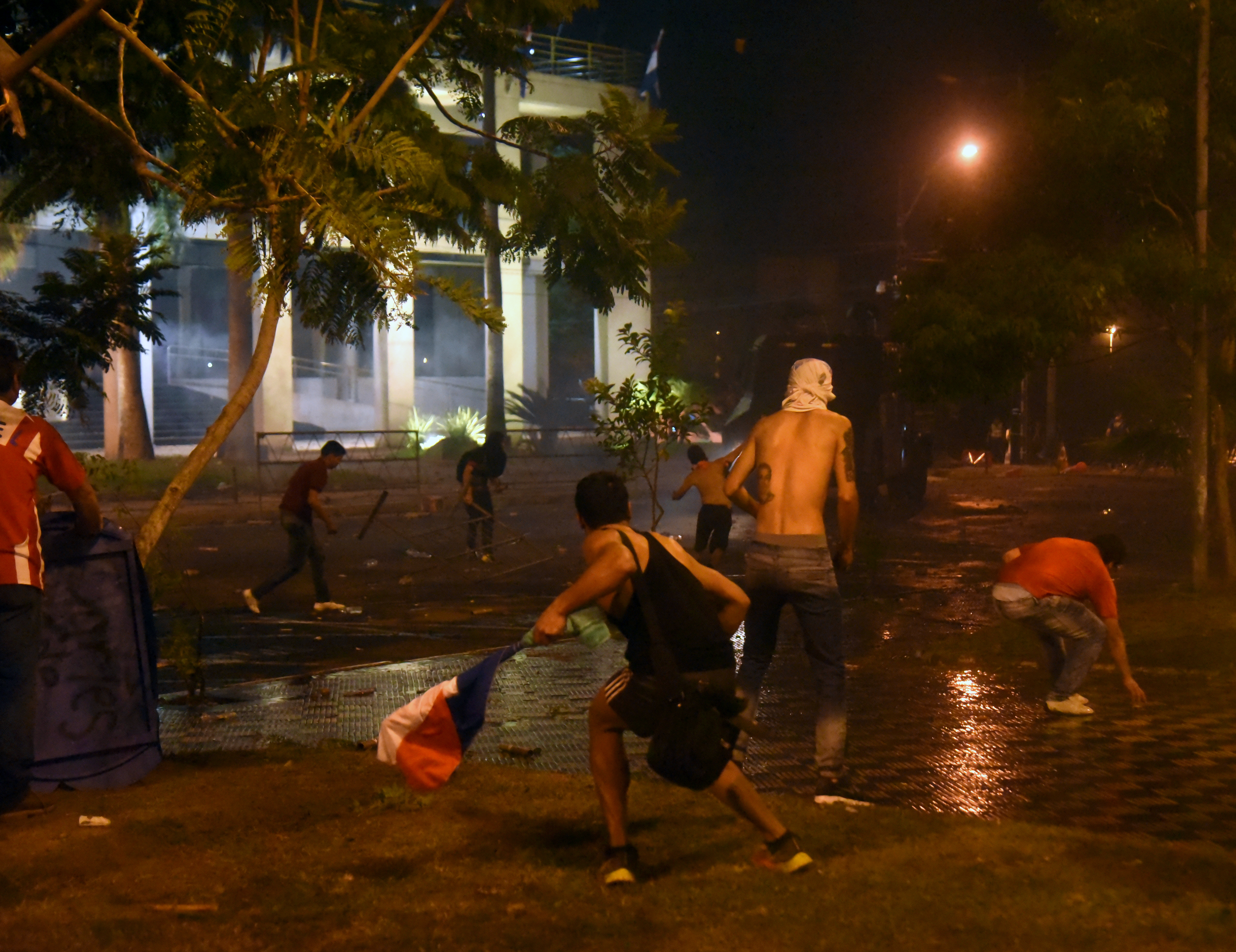 Tüntetők megostromolták és felgyújtották a sunyin törvénykező paraguay-i szenátust