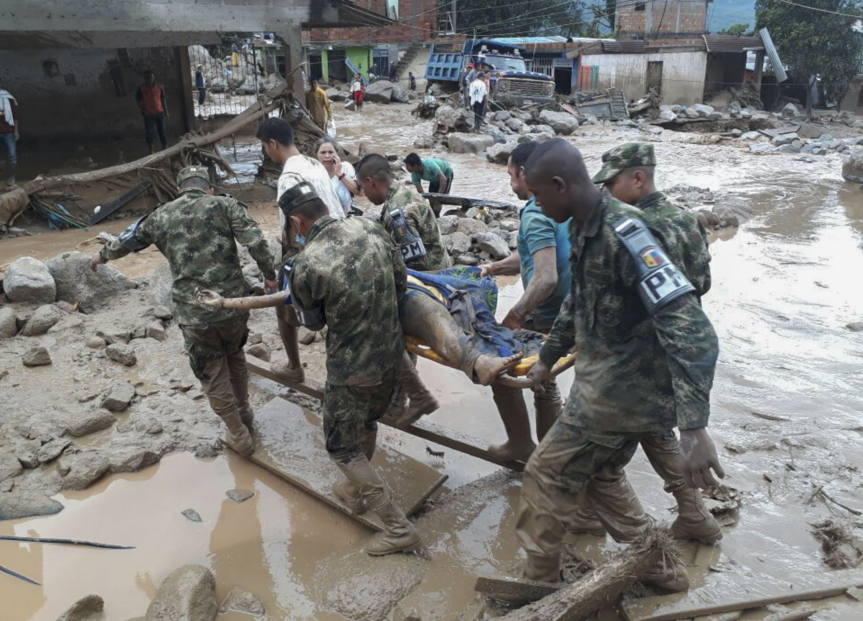 Több mint 100 halott a kolumbiai földcsuszamlás után