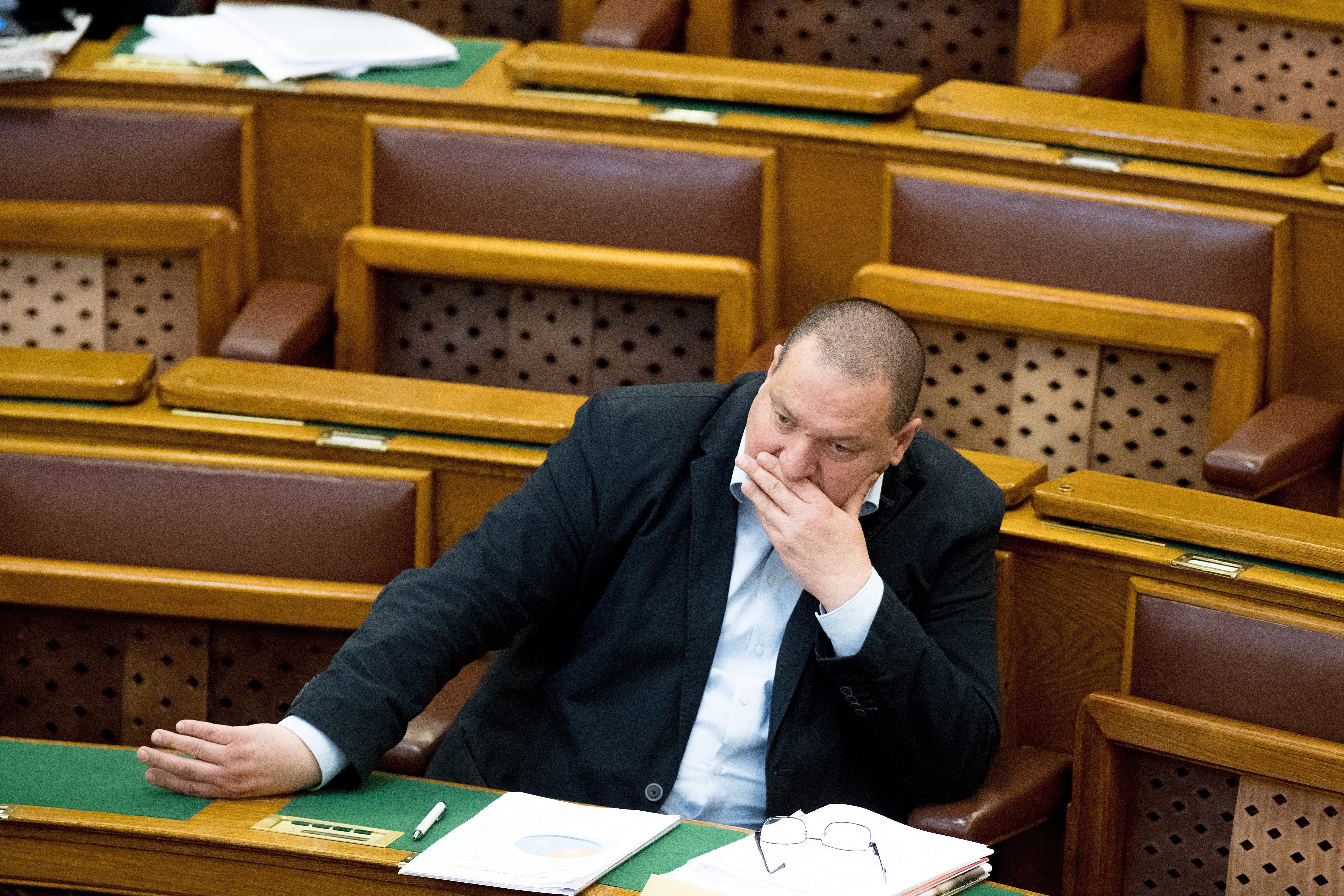 Amikor a jegyzőkönyvvezető kénytelen jelezni, mekkora baromság hangzott el a Parlamentben