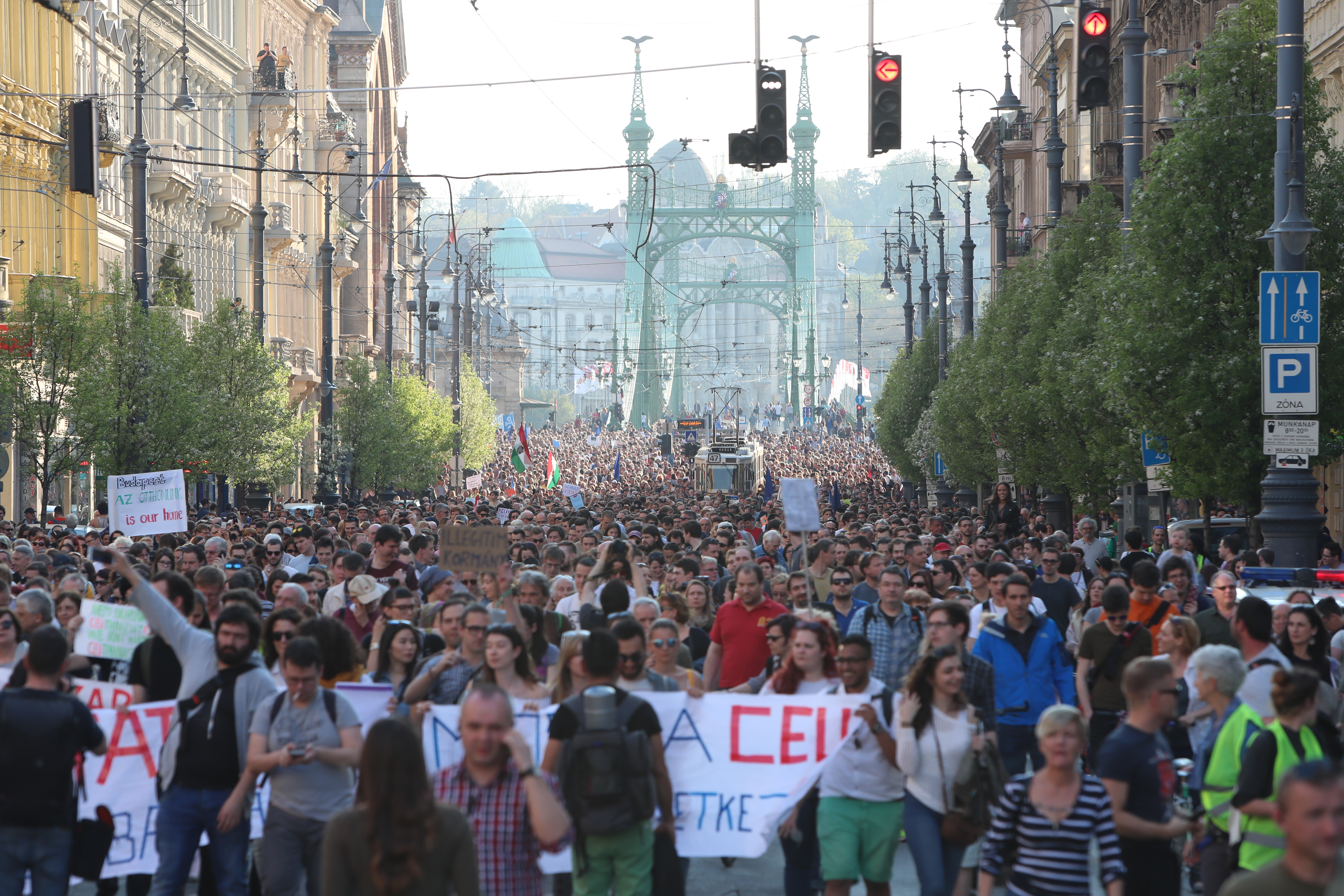 A CEU-t védő budapesti tüntetők 2017 áprilisában.