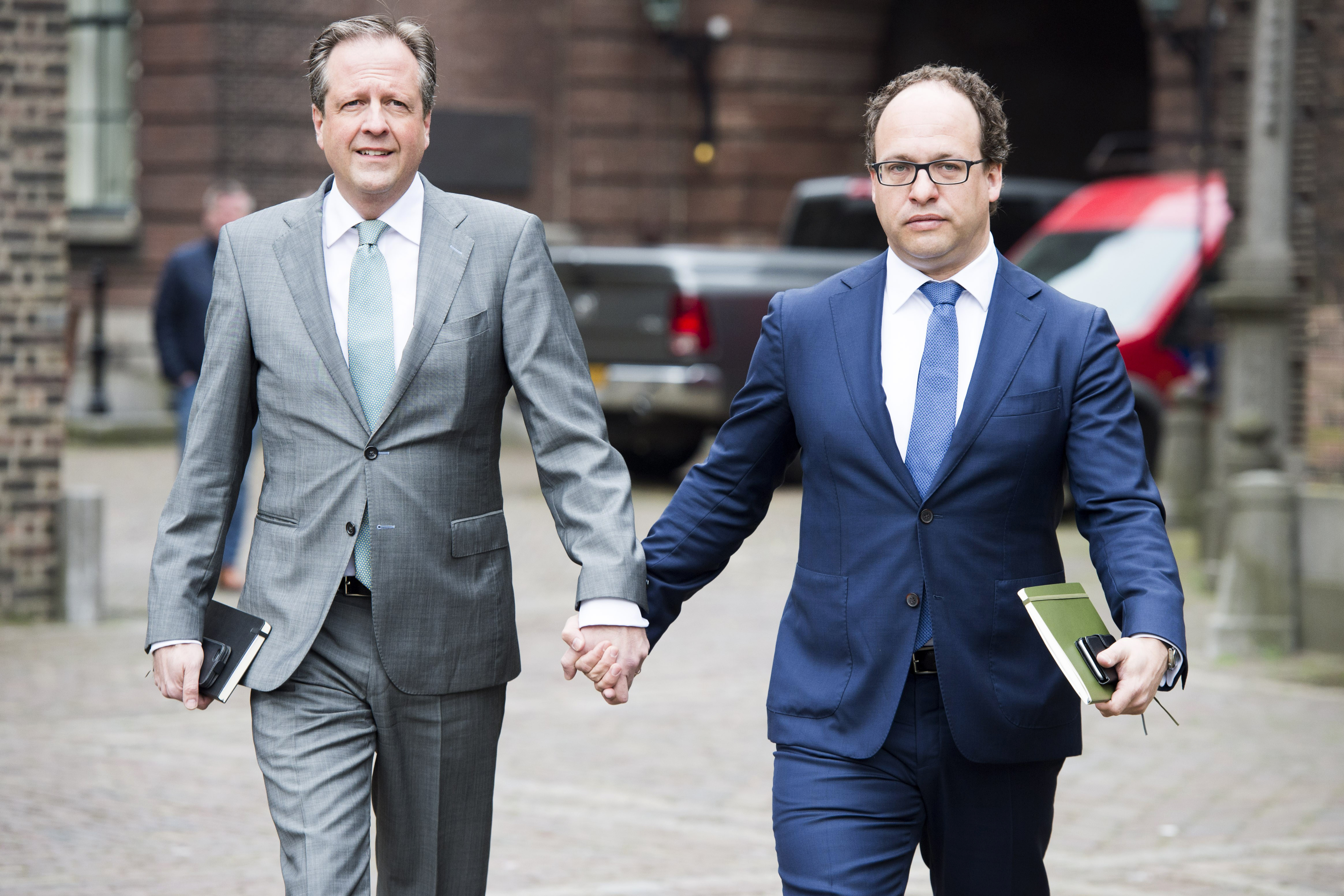 Két holland politikus kézen fogva érkezett egy tárgyalásra