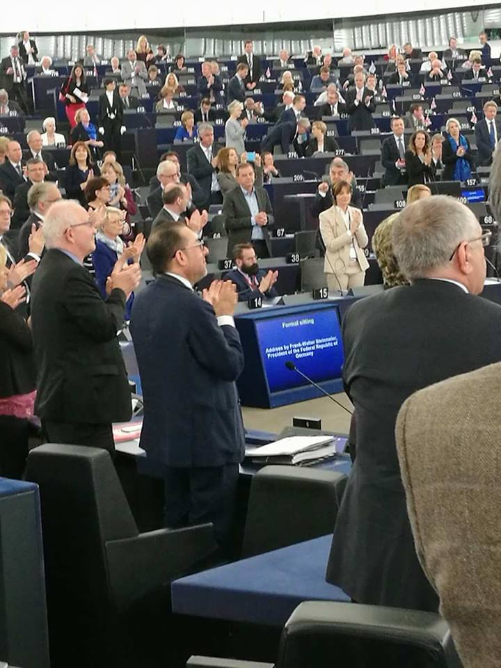 Mindenki állva tapsol a német elnöknek, csak Szájer József maradt ülve. Fotó: Ujhelyi István képviselő (MSZP) Facebook oldala.