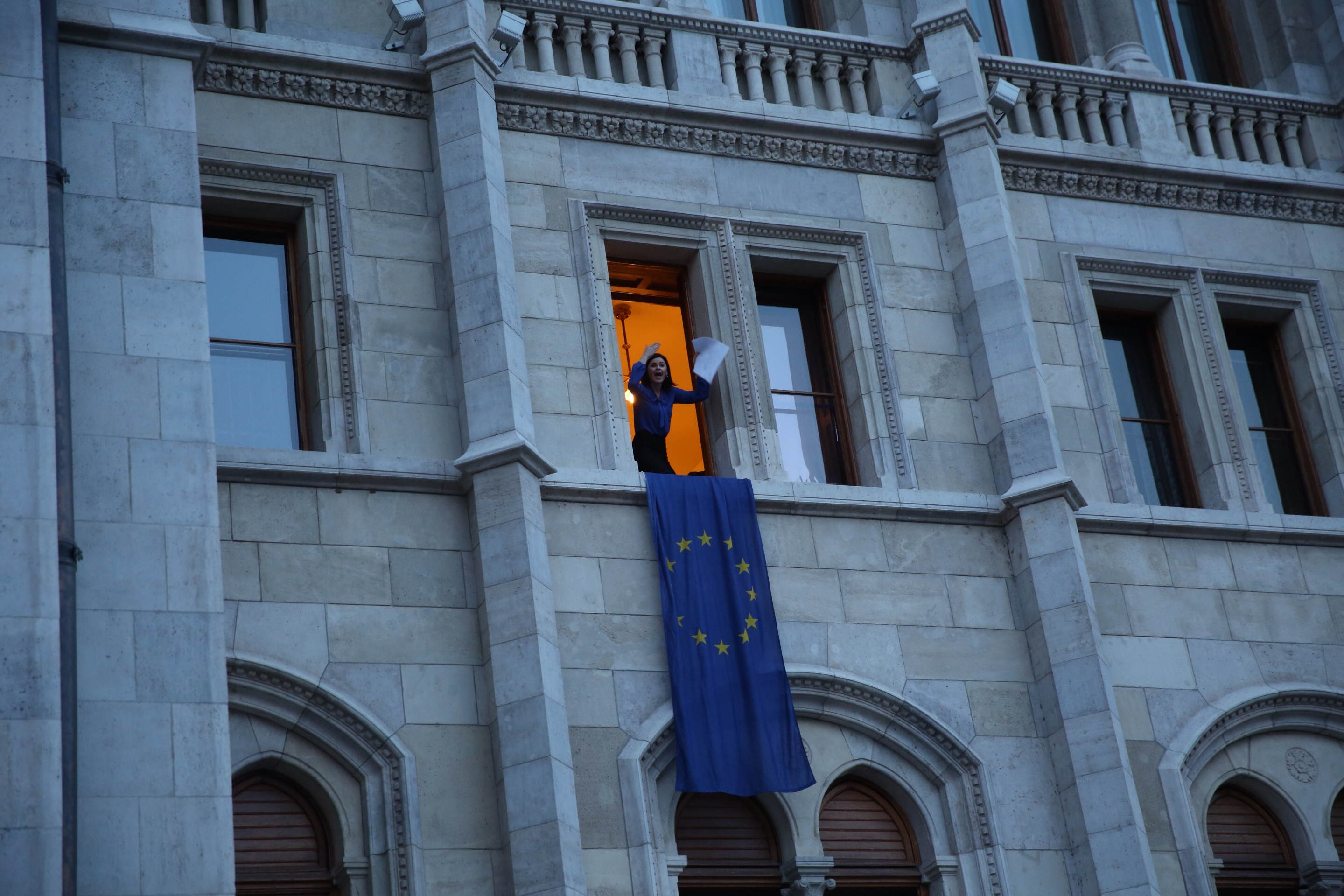 Kunhalmi Ágnes a Parlamentből tüntetett, kilógatott egy uniós zászlót