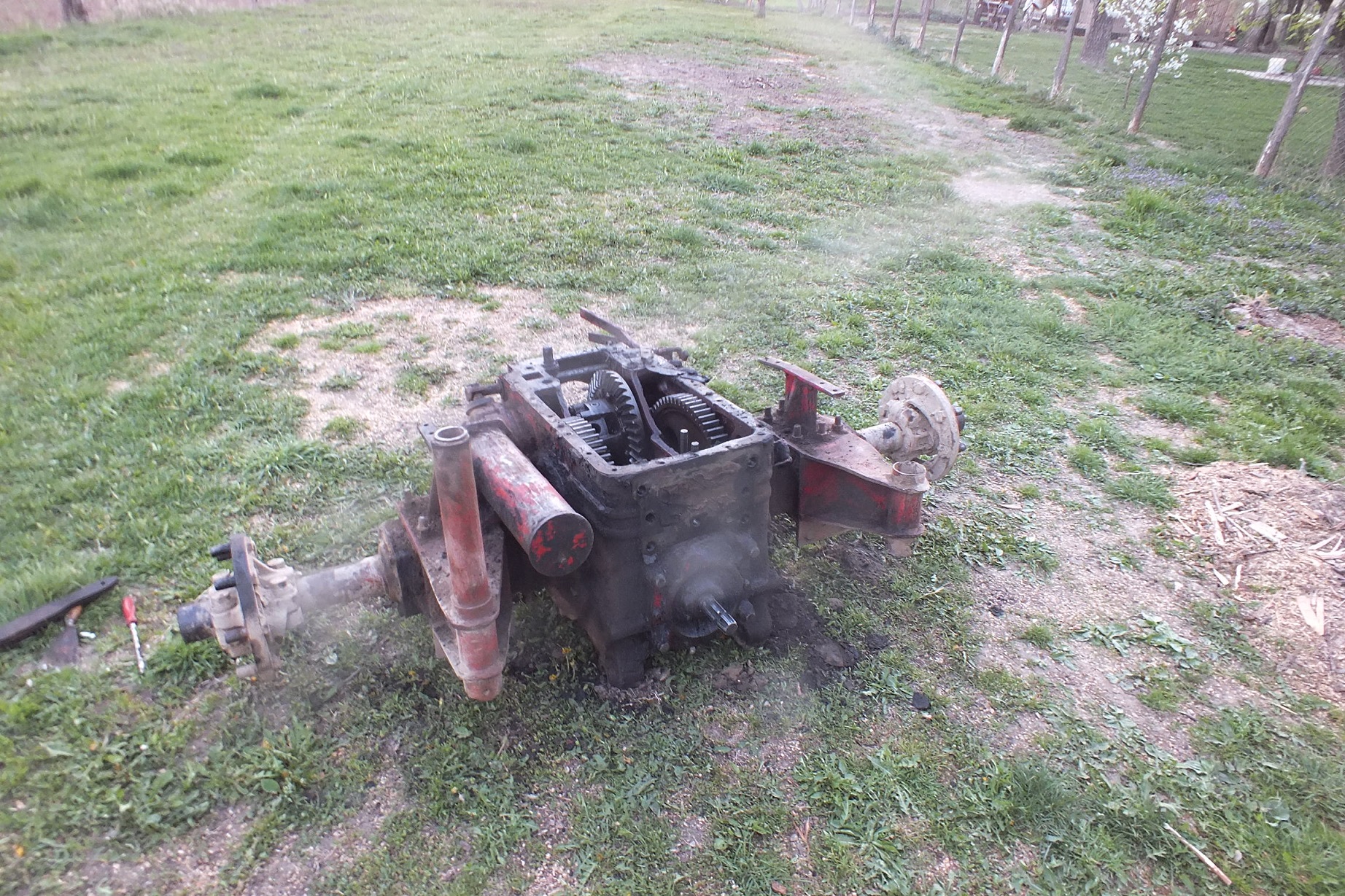 Darabokra tépett egy lopott traktort Somogyszilen