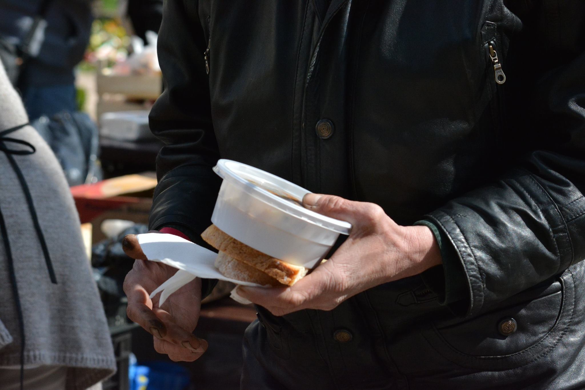 Az erzsébetvárosi önkormányzat megbírságolt egy szervezetet, mert rászorulóknak osztott ételt a Klauzál téren