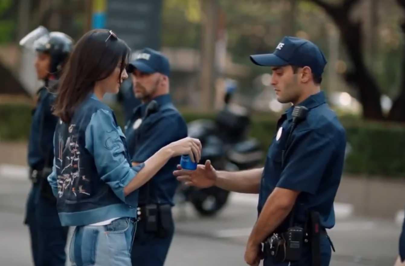 Annyira érezni akarta a korszellemet a Pepsi, hogy 24 órán belül kénytelen volt visszavonni új reklámját