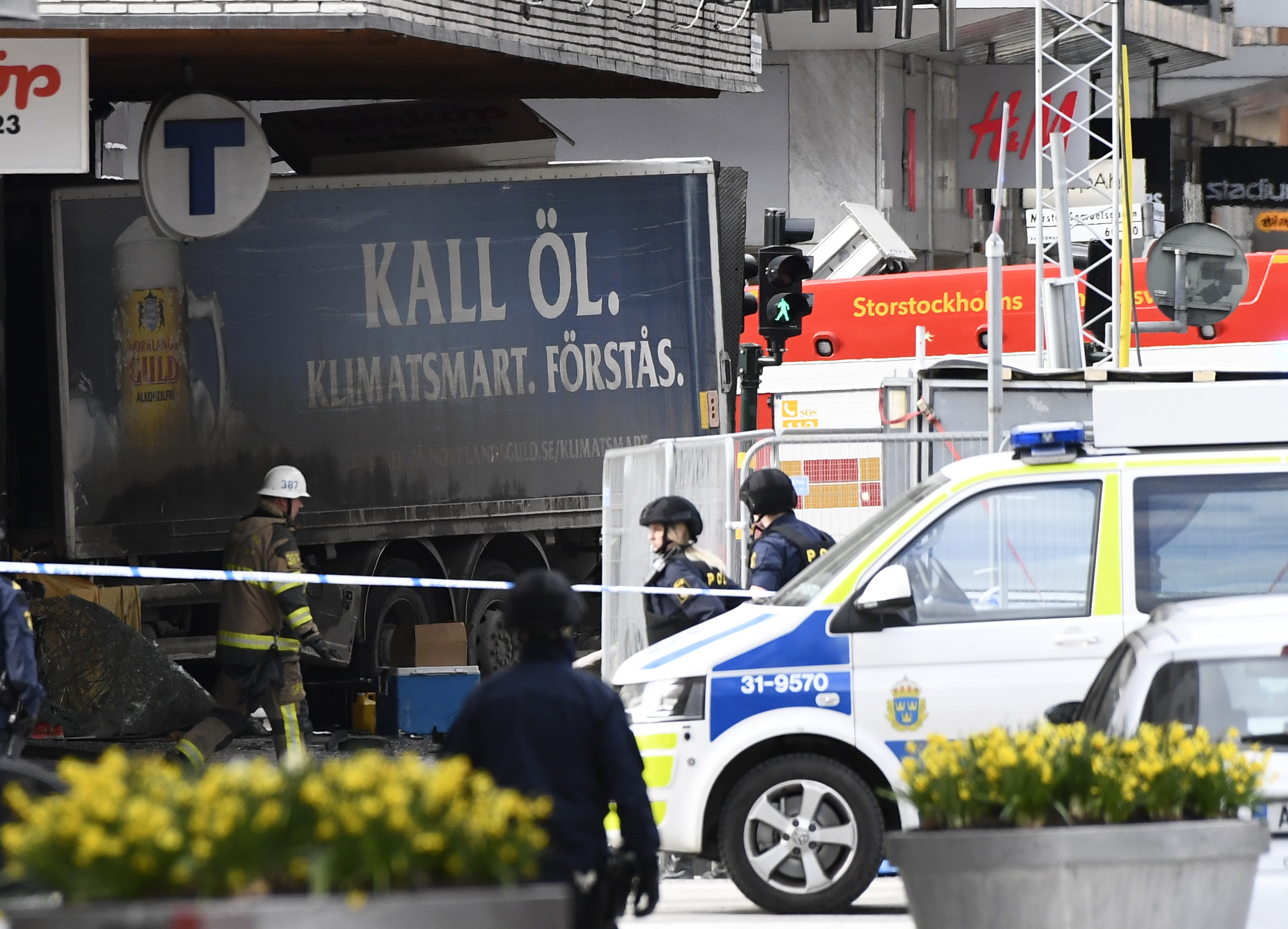 Támadás Stockholmban: járókelők közé hajtott egy teherautó