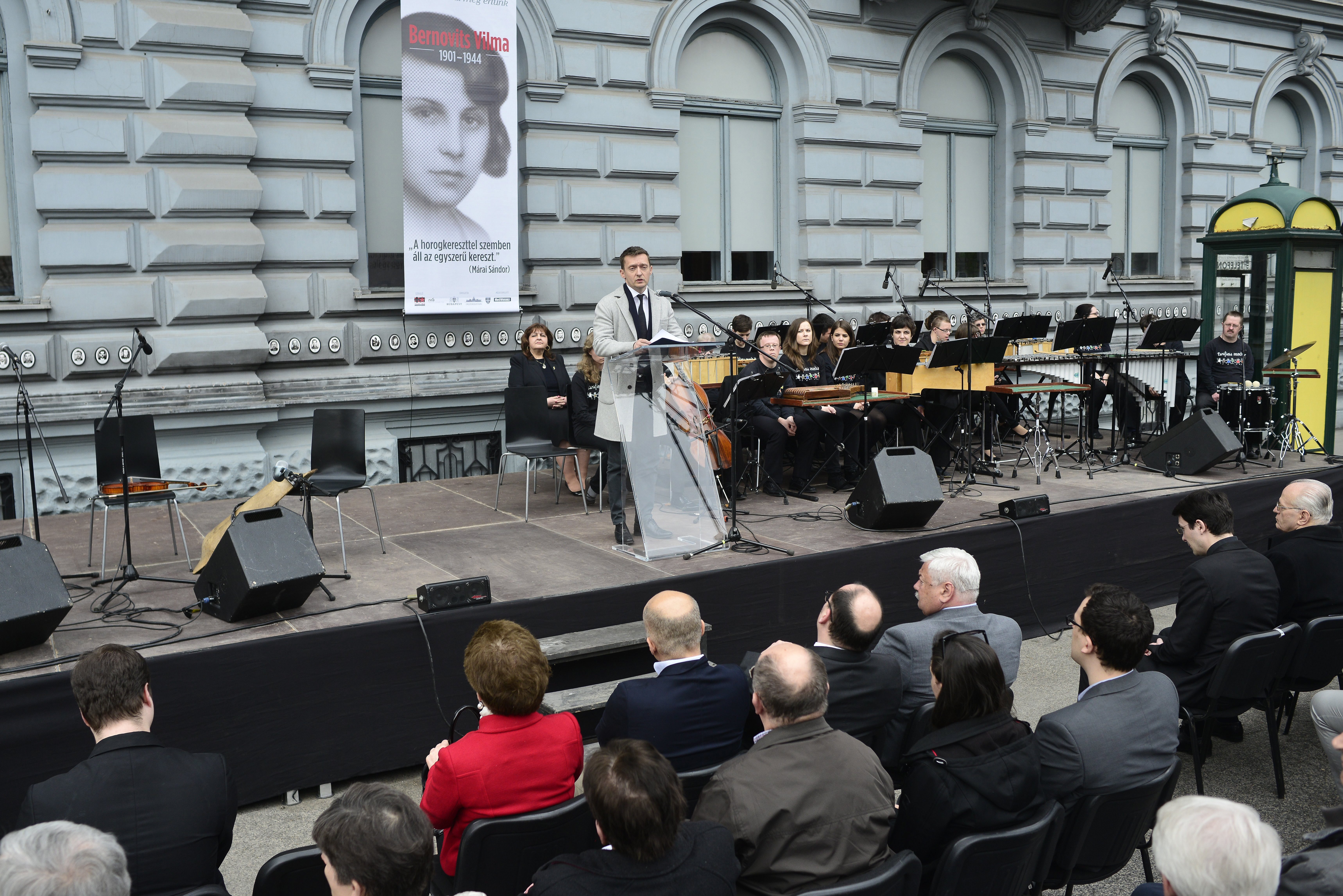 Rogán Antal, a Miniszterelnöki Kabinetirodát vezetõ miniszter beszédet mond a holokauszt emléknapja alkalmából tartott megemlékezésen Budapesten, a Terror Háza Múzeumnál 2017. április 9-én. Az eseményen Bernovits Vilma vértanú hitoktatóra emlékeztek, akit a nyilasok 1944. december 27-én a jeges Dunába lőttek Budapesten. Az első sorban jobbról Erdő Péter bíboros, esztergom-budapesti érsek (j) és Lomnici Zoltán, az Emberi Méltóság Tanácsának (EMT) elnöke (j3). (Fotó: Marjai János / MTI)
