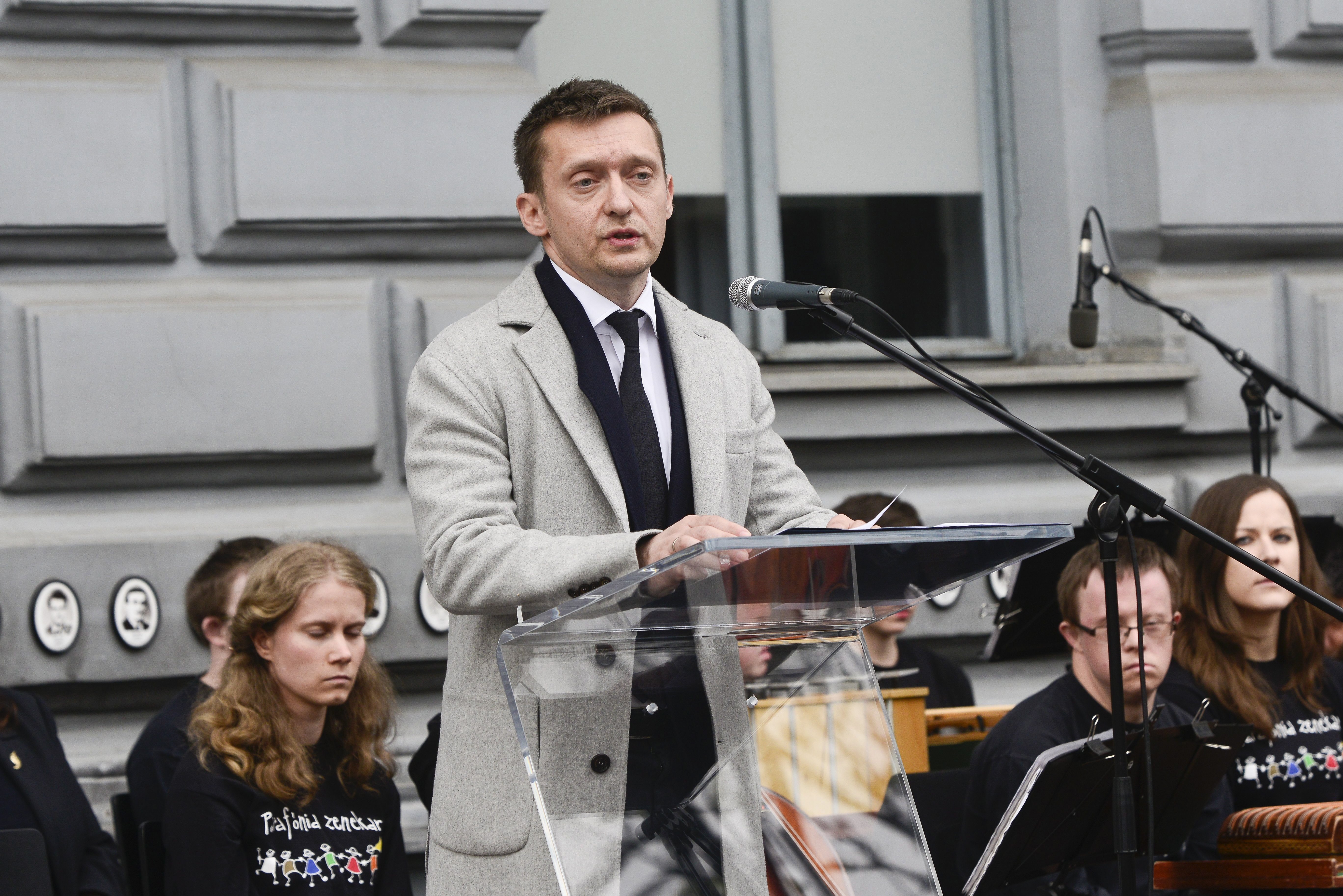 Rogán Antal, a Miniszterelnöki Kabinetirodát vezető miniszter beszédet mond a holokauszt emléknapja alkalmából tartott megemlékezésen a Terror Háza Múzeumnál 2017. április 9-én (Fotó: Marjai János / MTI)