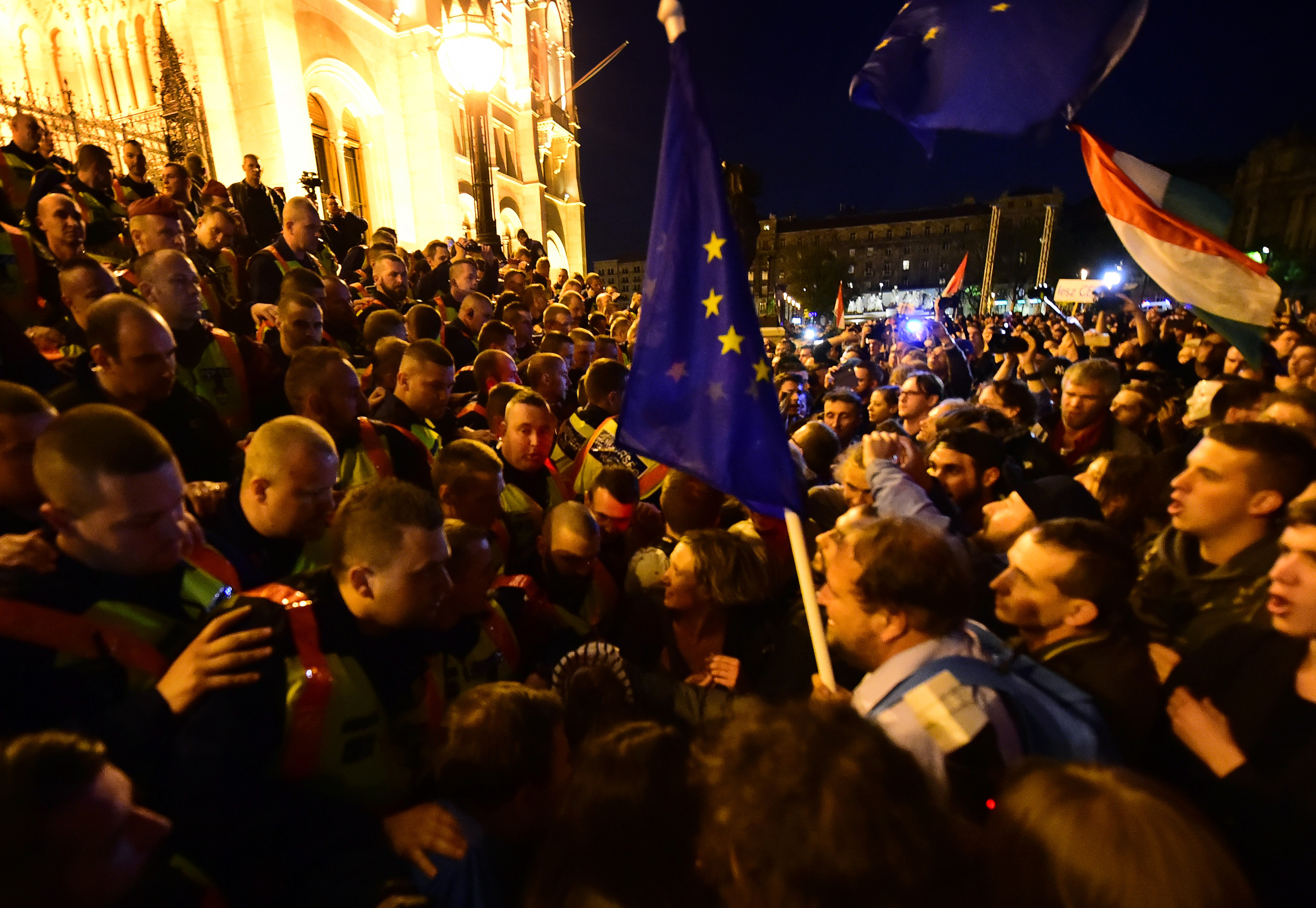 Egy EU-tagországban könnygázzal fújnak le, ha ki akarod tűzni az unió zászlaját