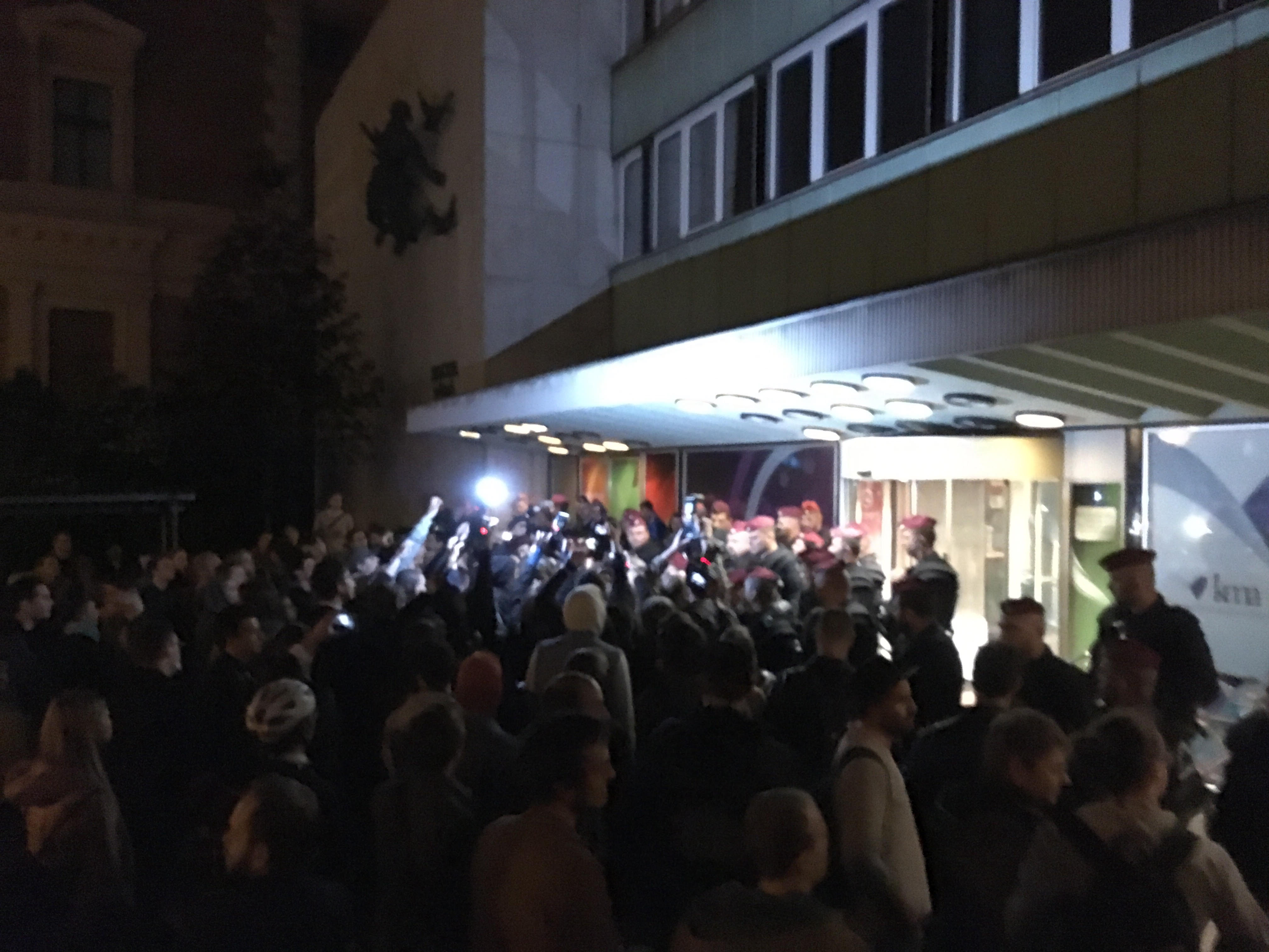 Már le is szedték a Magyar Rádió bejáratáról az EU-s zászlót, amit kedd hajnalban a tüntetők tűztek ki