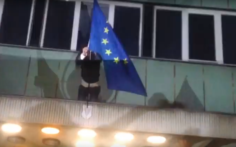 Kitűzték az EU-zászlót a rádió épületére