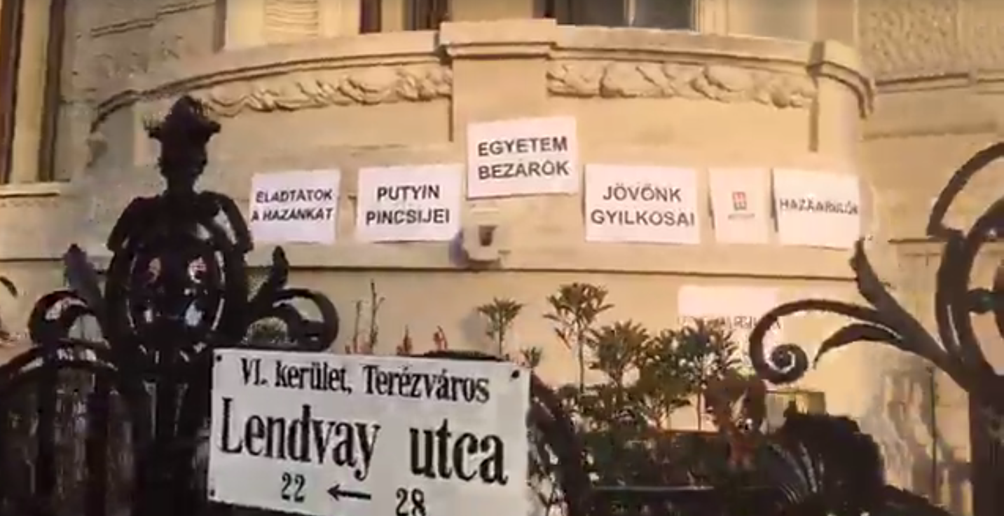 Ma reggel kidekorálták a Fidesz-székházat, az őrök beavatkoztak