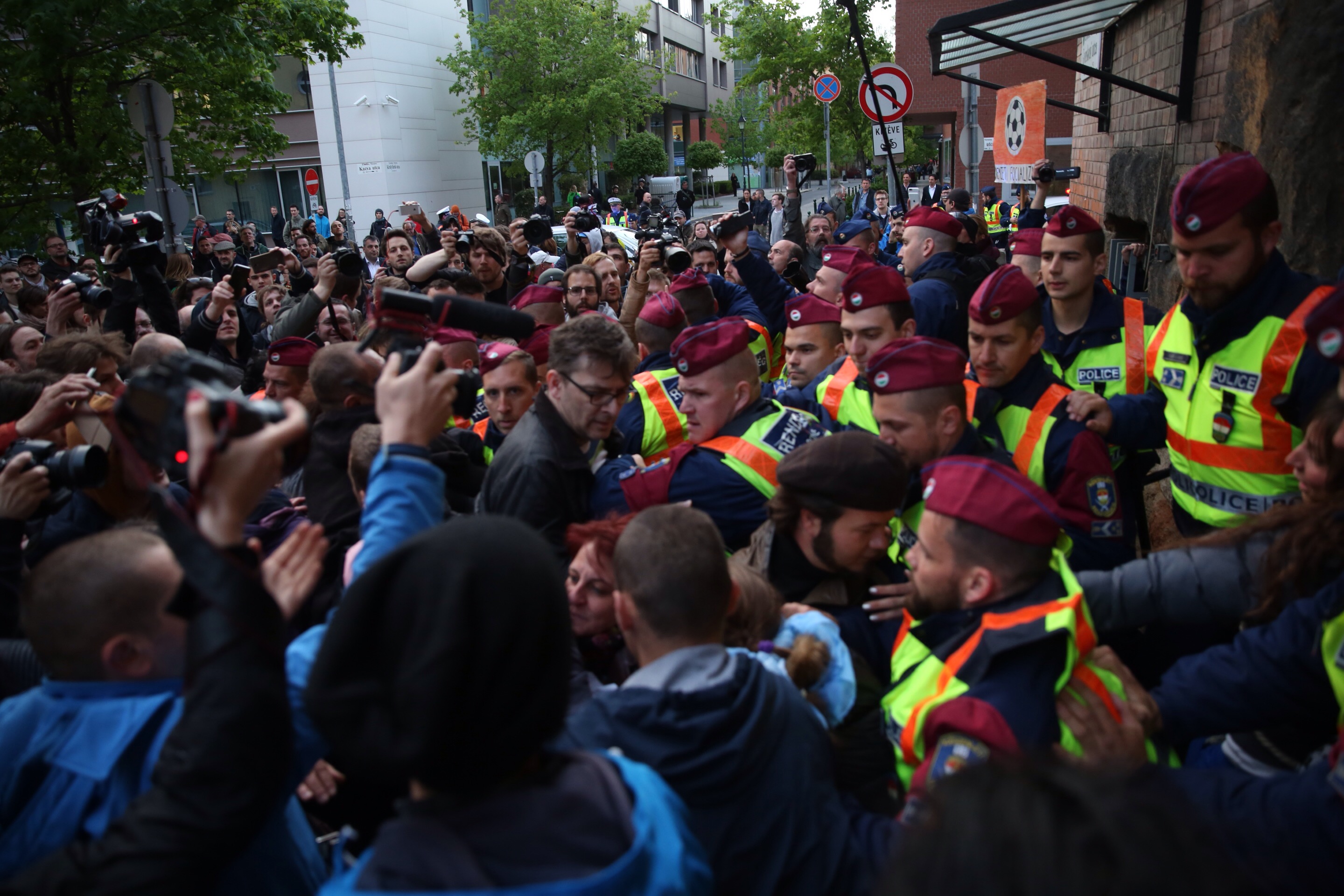 Az Áder elleni tüntetésen őrizetbe vett Gulyás Mártonért tüntettek a Gyorskocsi utcánál, néhányan rendőrsorfallal lökdösődtek