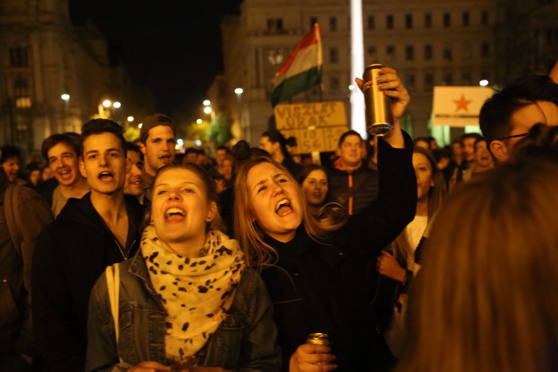 A Kossuth téren folytatódik a tüntetés