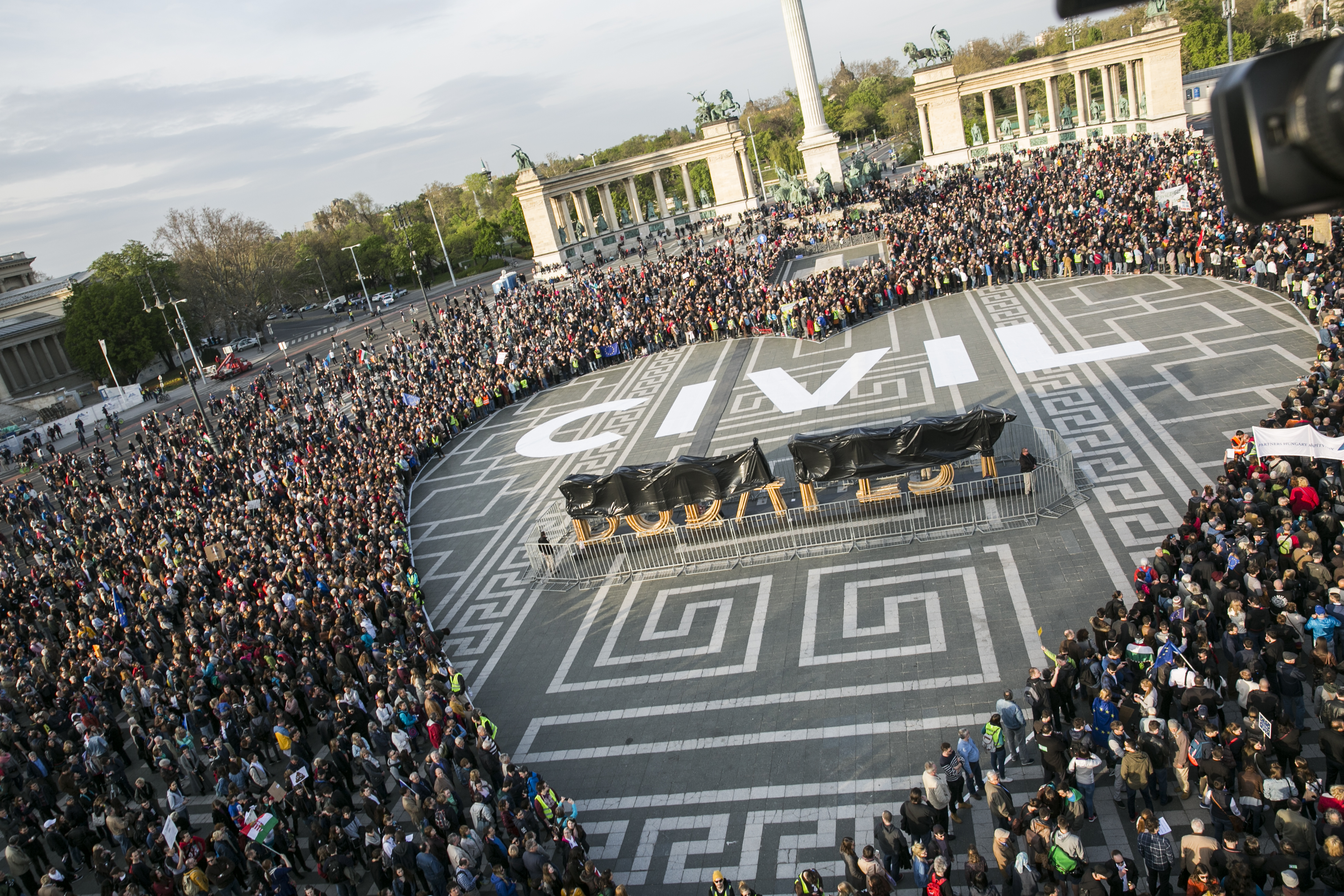 Az amerikaiak EBESZ-nagykövete is aggódik a magyar civiltörvény miatt