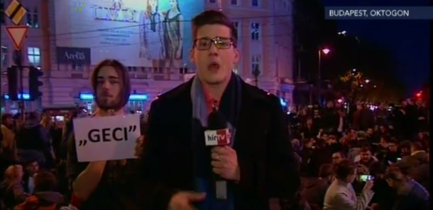 Rögtön levetkőzött az egyik tüntető, ahogy a Hír Tv kapcsolta Kálmán Olgának az Oktogont