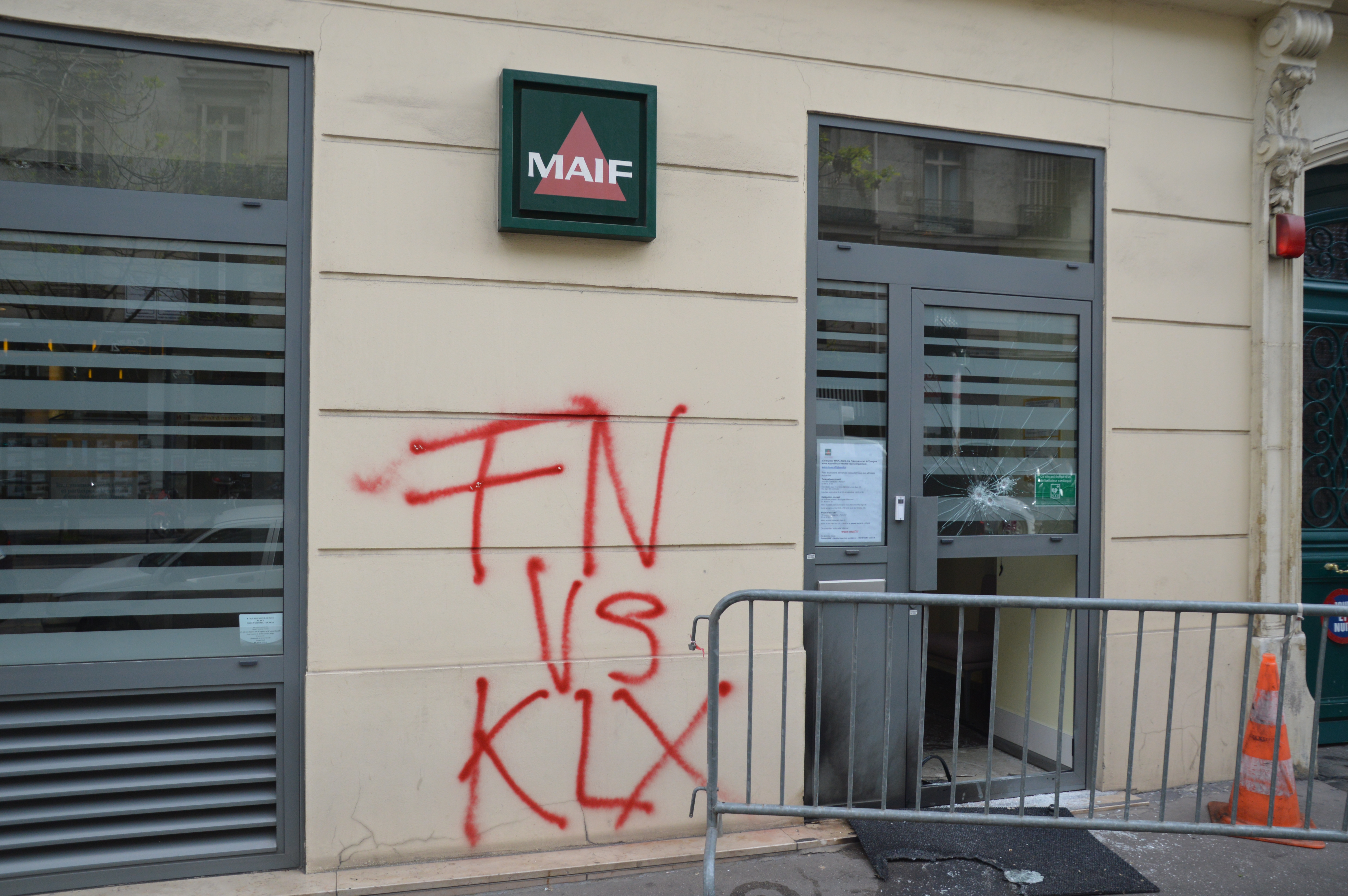 Molotov-koktélt dobtak a francia Nemzeti Front kampányközpontjának épületére