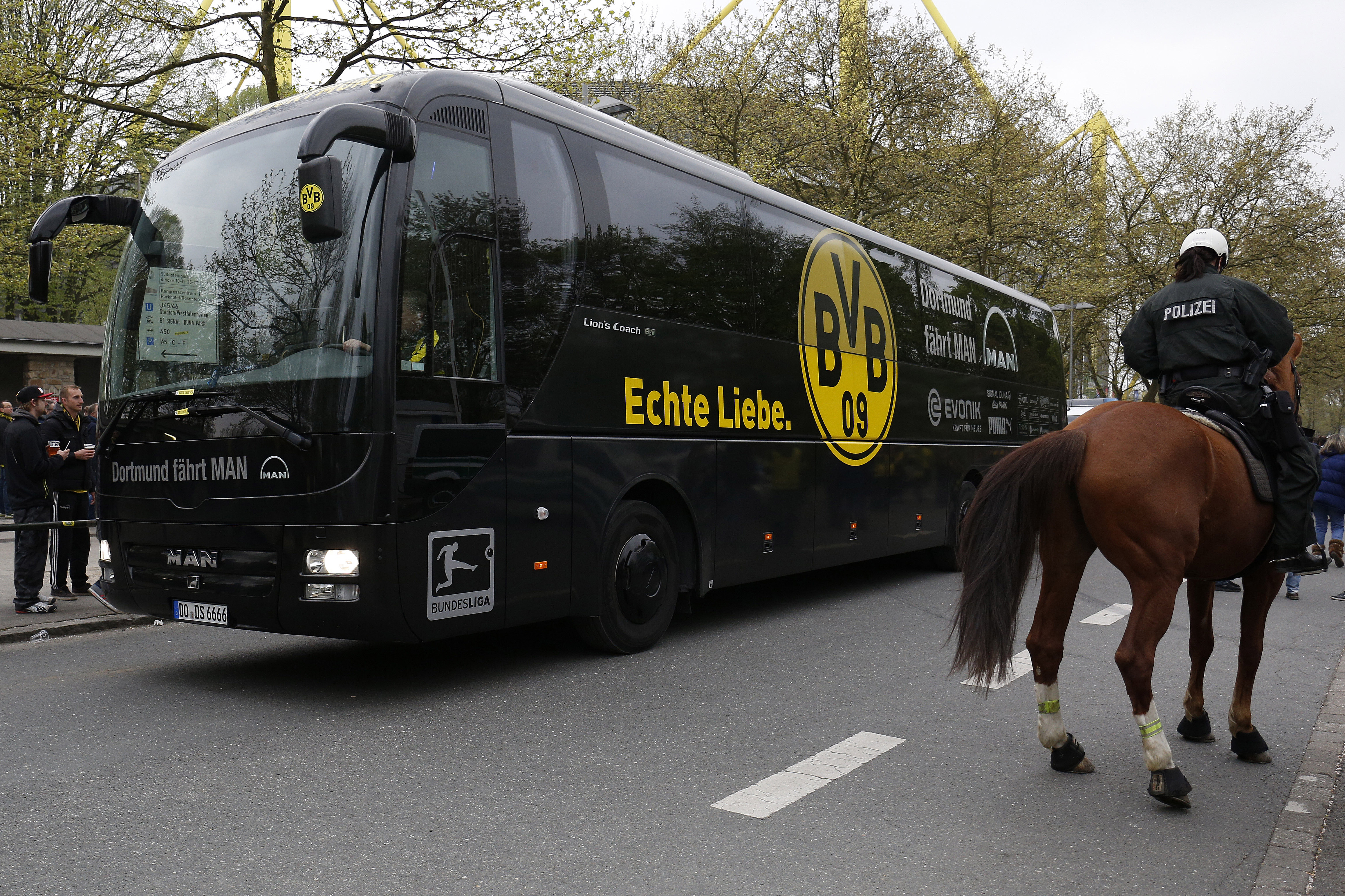 Beismerő vallomást tett a férfi, aki megpróbálta felrobbantani a Borussia Dortmund csapatát szállító buszt 