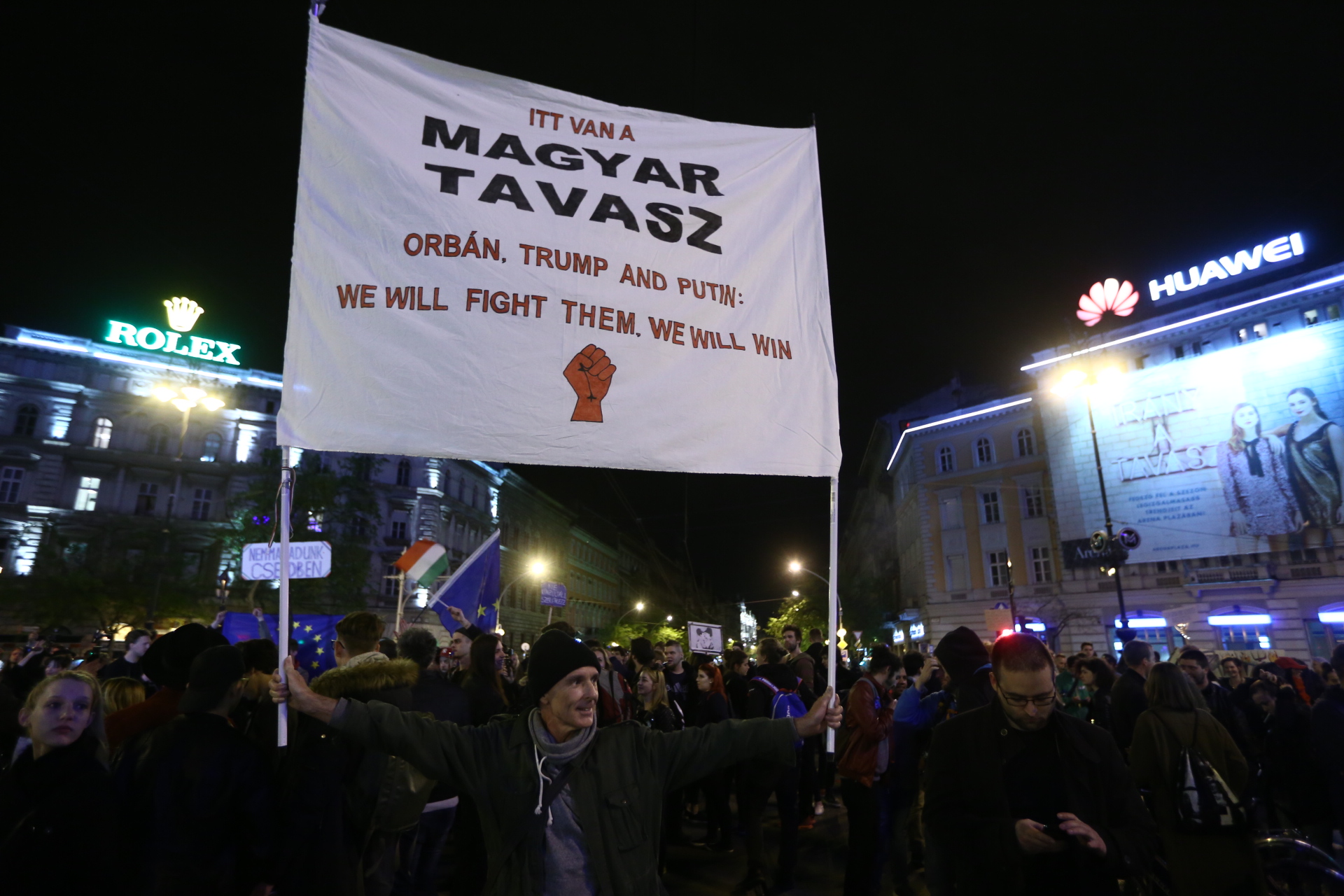 Az Oktogonra ért a tüntető tömeg