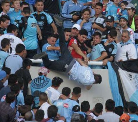 Lelöktek a nézőtérről egy argentin szurkolót a focimeccsen, szörnyethalt