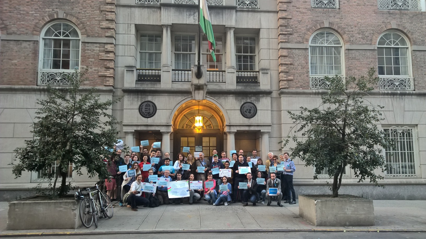 A New York-i magyar konzulátusnál demonstráltak a CEU mellett