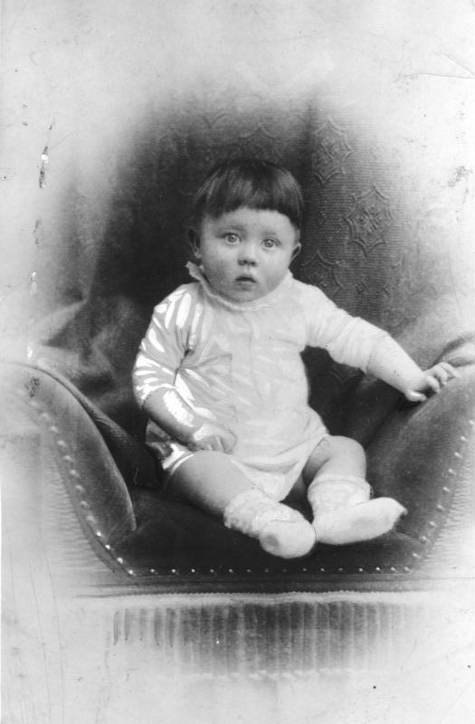 Adolf Hitler csecsemőkorában (Bundesarchiv Bild 183-1989- 0322-506)
