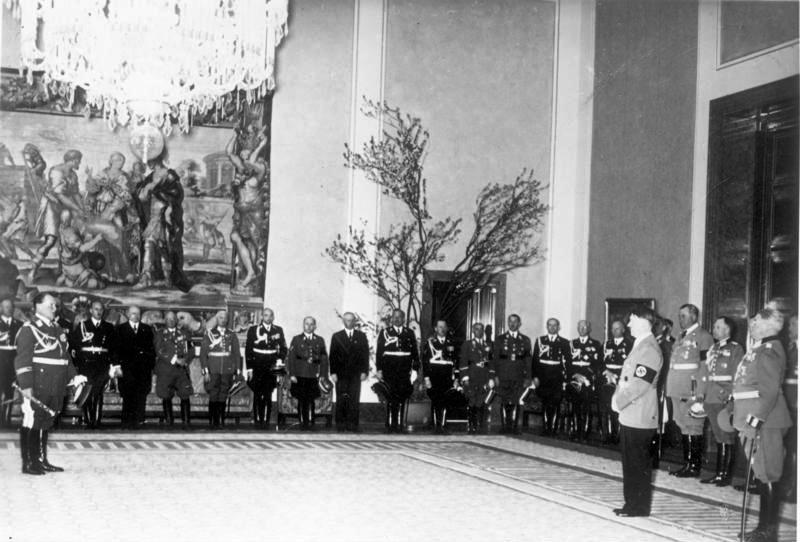 Hermann Göring köszönti a birodalmi kormány nevében Hitlert 50. születésnapja alkalmából az új kancellária épületében (Bundesarchiv Bild 183-1988- 0202-503)