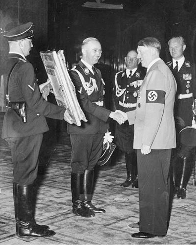 Heinrich Himmler átnyújtja születésnapi ajándékát Adolf Hitlernek. (Bundesarchiv Bild 183-H28988)
