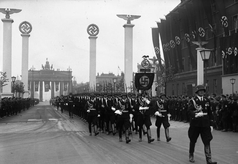 Katonai felvonulás a Brandenburgi kapu előtt Hitler 50. születésnapja alkalmából (Bundesarchiv Bild 102-00089)