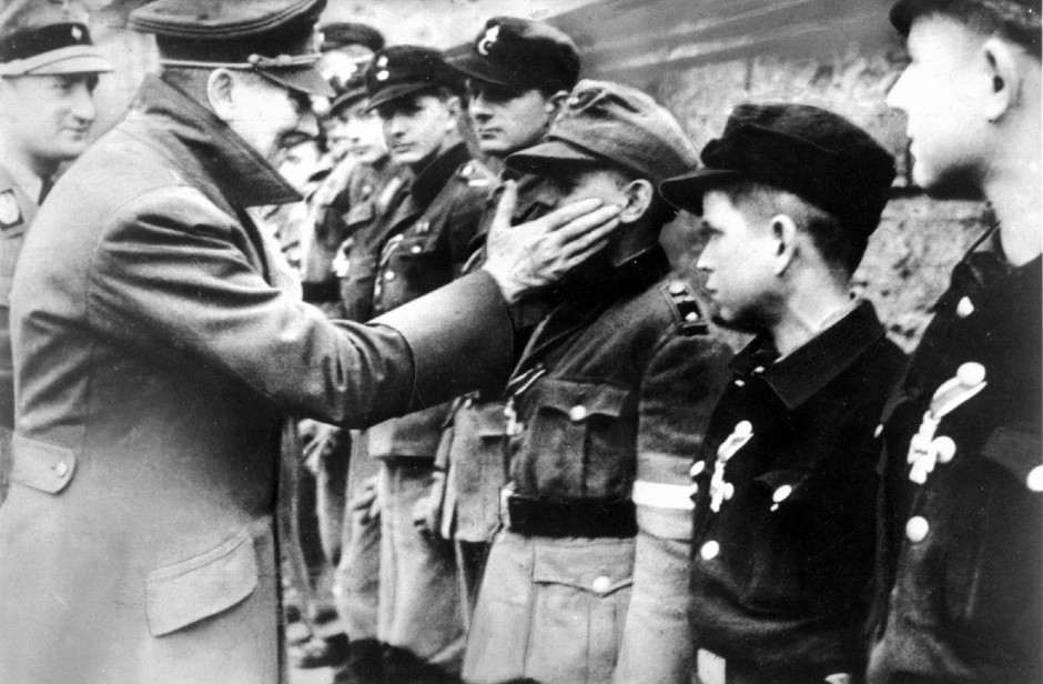 Hitler kitünteti a Hitlerjugend tagjait 1945. április 20-án (Frankfurter Allgemeine Zeitung)