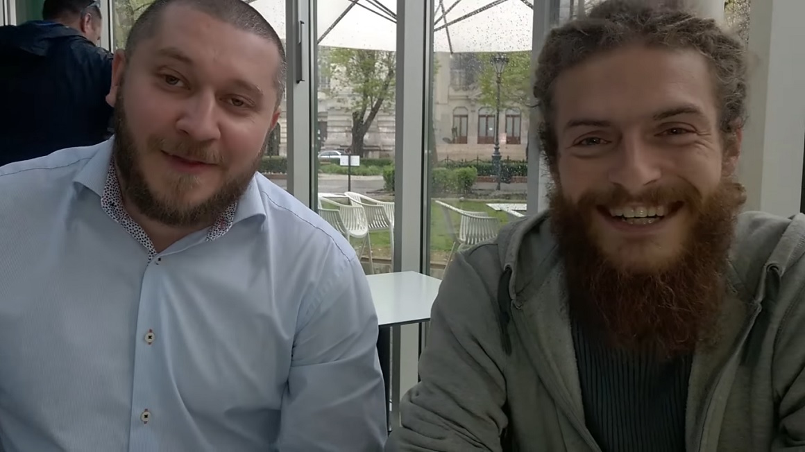 Magomed Daszajev és Komáromy Gergő a bocsánatkérő videó végén együtt mondja oroszul, hogy „béke”