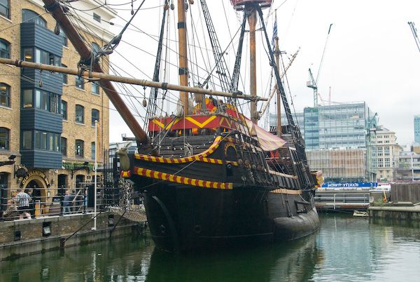 Drake kedvenc hajója, a Golden Hind másolata ma is megtekinthető a londoni Bankside-on (és van egy másik replika Brixhamben is)