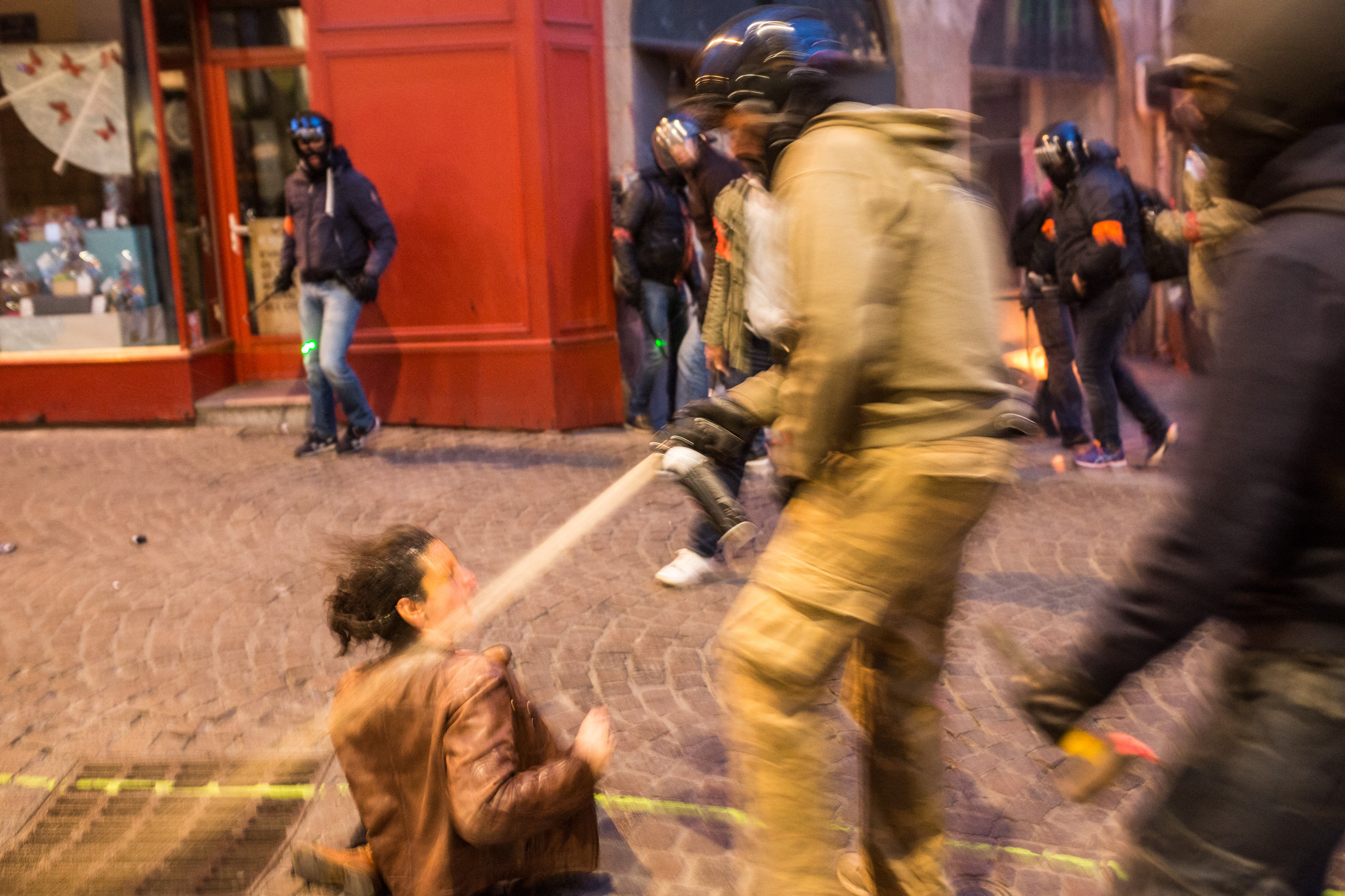 Az első forduló után Franciaország több városában is voltak kisebb megmozdulások. Többnyire szélsőbaloldali aktivisták, anarchisták tiltkoztak Le Pen politikája ellen. Nantesban a rendőrség könnygáz is bevetett az erőszakos tüntetőkkel szemben. Fotó: Jérémie Lusseau/AFP