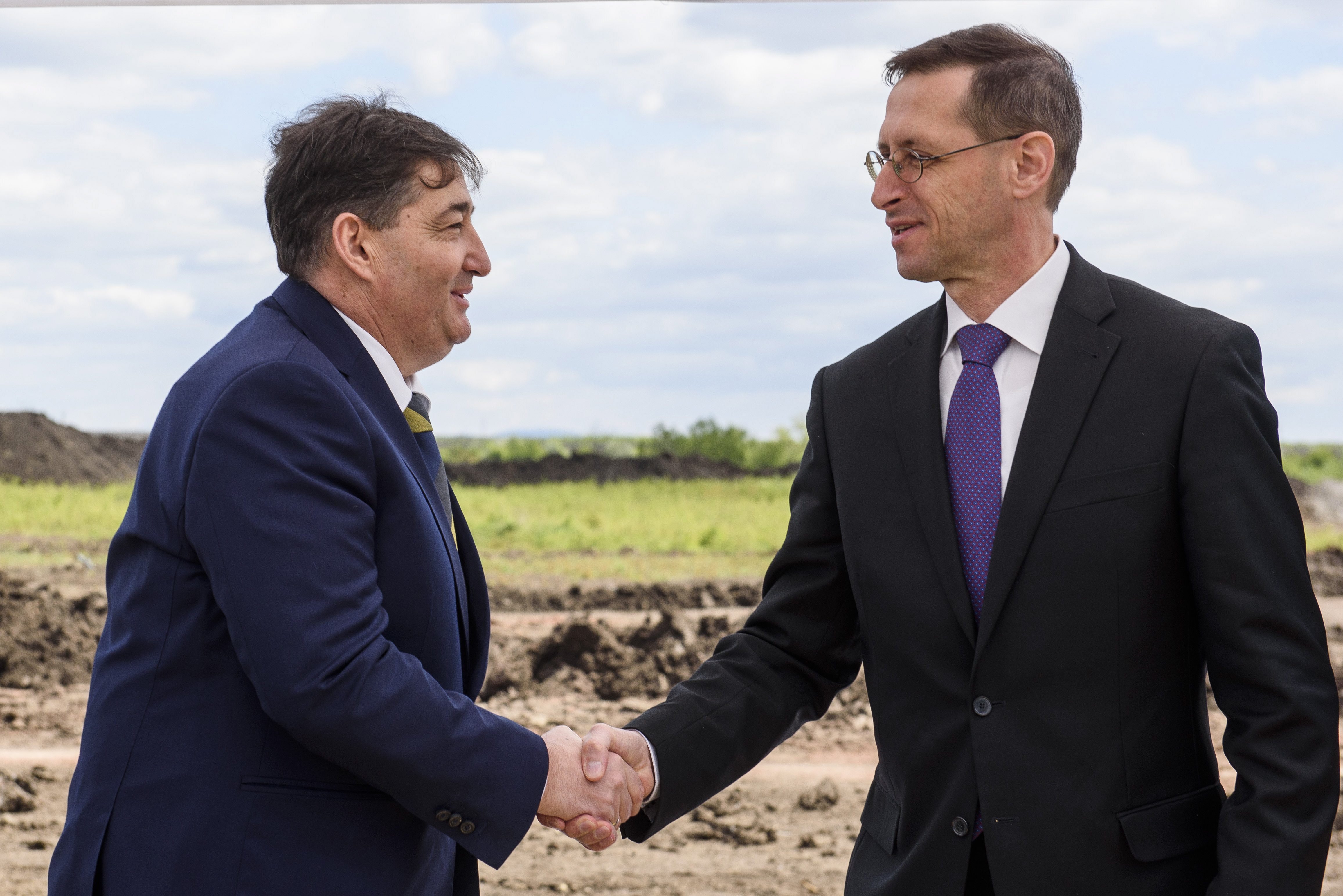 Mészáros Lőrinc, a Visonta Projekt Kft. tulajdonosa és Varga Mihály nemzetgazdasági miniszter a cég búzafeldolgozó üzemének alapkőletételén Visontán 2017. április 24-én