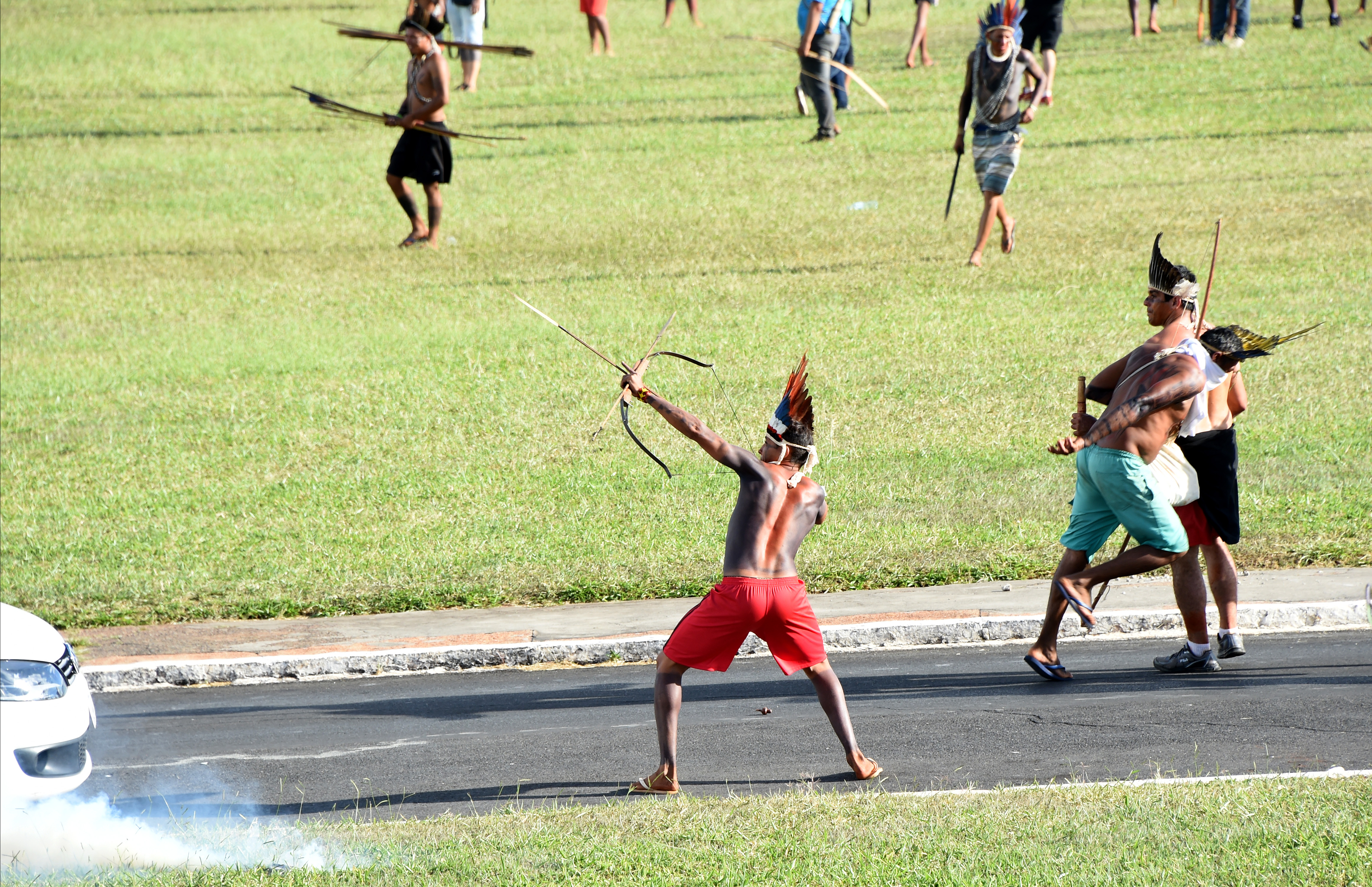 Lándzsákkal és botokkal csaptak össze az őslakosok a rendőrökkel a brazil parlamentnél