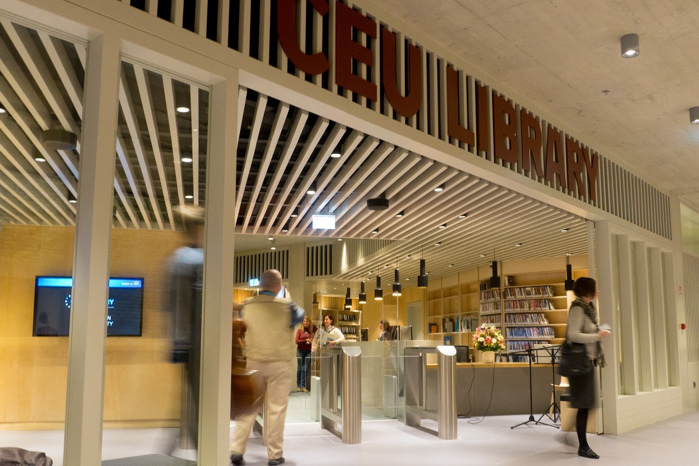 35 ezer könyvet és a könyvtári személyzet több tagját is Bécsbe költözteti a CEU
